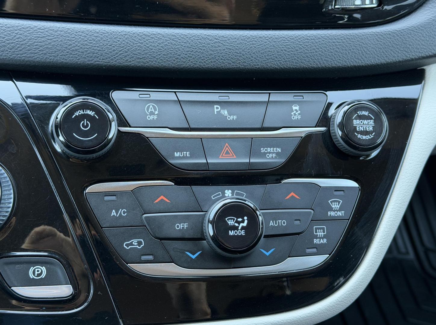 2020 BLACK /Black Chrysler Pacifica Touring-L (2C4RC1BG9LR) with an 3.6L V6 engine, Automatic transmission, located at 2990 Old Orchard Rd., Jackson, MO, 63755, 37.354214, -89.612106 - 2020 Chrysler Pacifica Touring-L 90xxx miles Front Wheel Drive 3.6L V6 Automatic Leather 3rd Row Stow 'N Go Backup Camera Power Driver Seat Heated Seats Heated Steering Wheel Bluetooth Remote Start Cruise Power Windows/Locks/Mirrors We have financing available and we accept trades! F - Photo#31