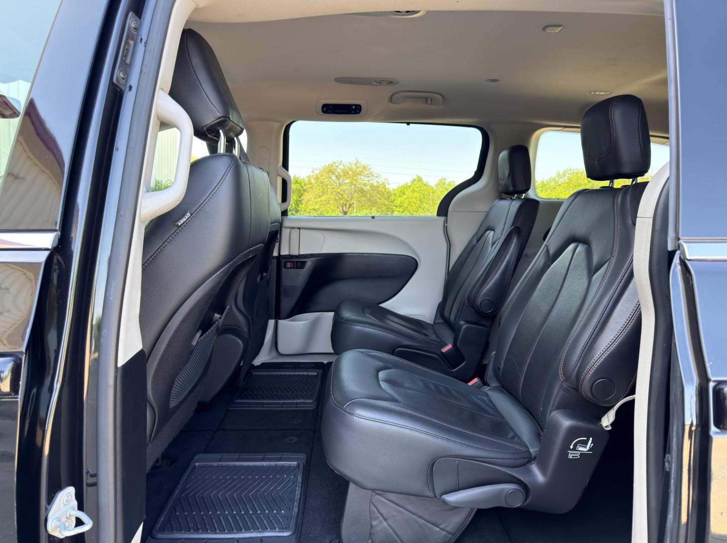 2020 BLACK /Black Chrysler Pacifica Touring-L (2C4RC1BG9LR) with an 3.6L V6 engine, Automatic transmission, located at 2990 Old Orchard Rd., Jackson, MO, 63755, 37.354214, -89.612106 - 2020 Chrysler Pacifica Touring-L 90xxx miles Front Wheel Drive 3.6L V6 Automatic Leather 3rd Row Stow 'N Go Backup Camera Power Driver Seat Heated Seats Heated Steering Wheel Bluetooth Remote Start Cruise Power Windows/Locks/Mirrors We have financing available and we accept trades! F - Photo#18