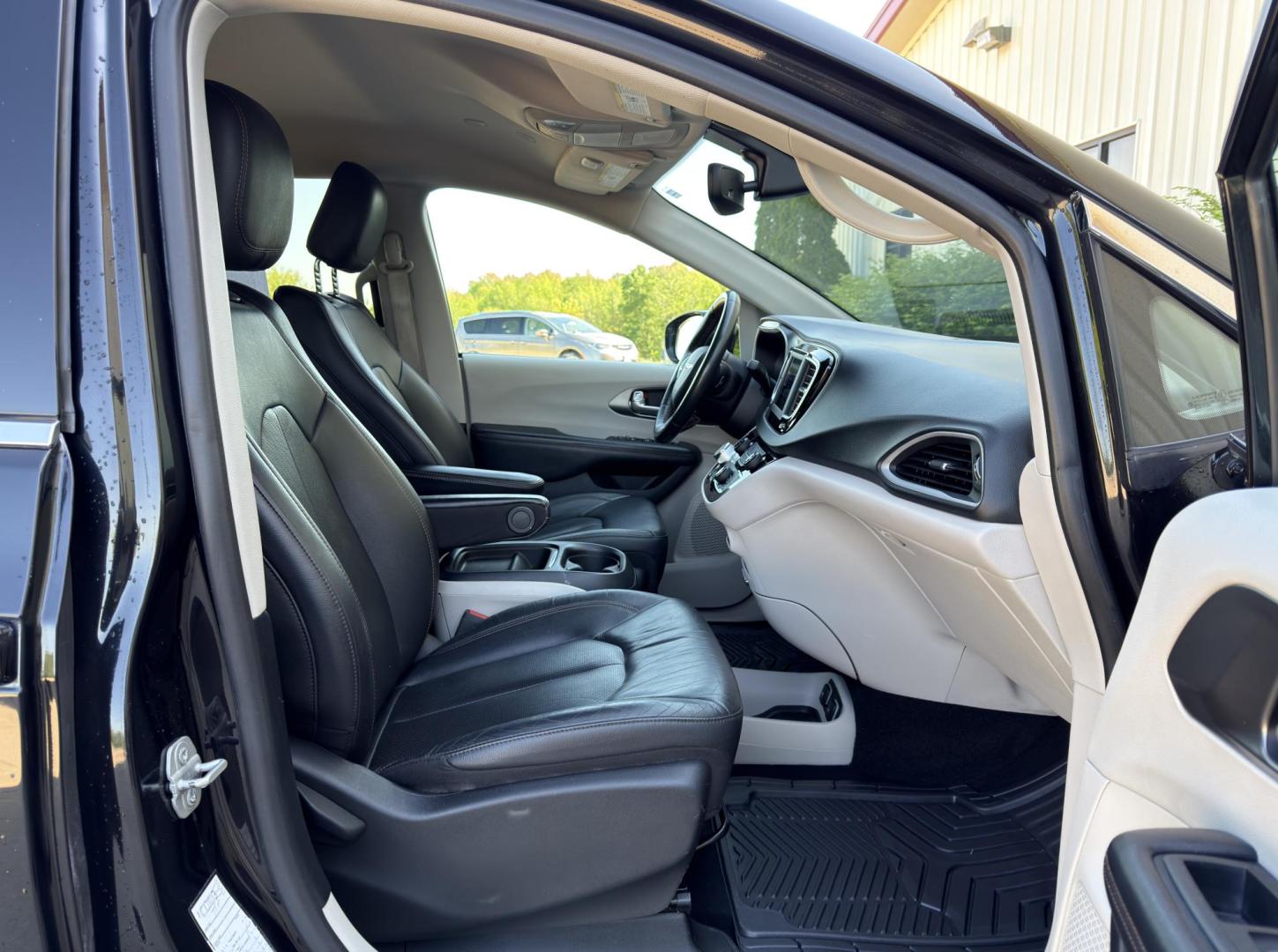 2020 BLACK /Black Chrysler Pacifica Touring-L (2C4RC1BG9LR) with an 3.6L V6 engine, Automatic transmission, located at 2990 Old Orchard Rd., Jackson, MO, 63755, 37.354214, -89.612106 - 2020 Chrysler Pacifica Touring-L 90xxx miles Front Wheel Drive 3.6L V6 Automatic Leather 3rd Row Stow 'N Go Backup Camera Power Driver Seat Heated Seats Heated Steering Wheel Bluetooth Remote Start Cruise Power Windows/Locks/Mirrors We have financing available and we accept trades! F - Photo#17