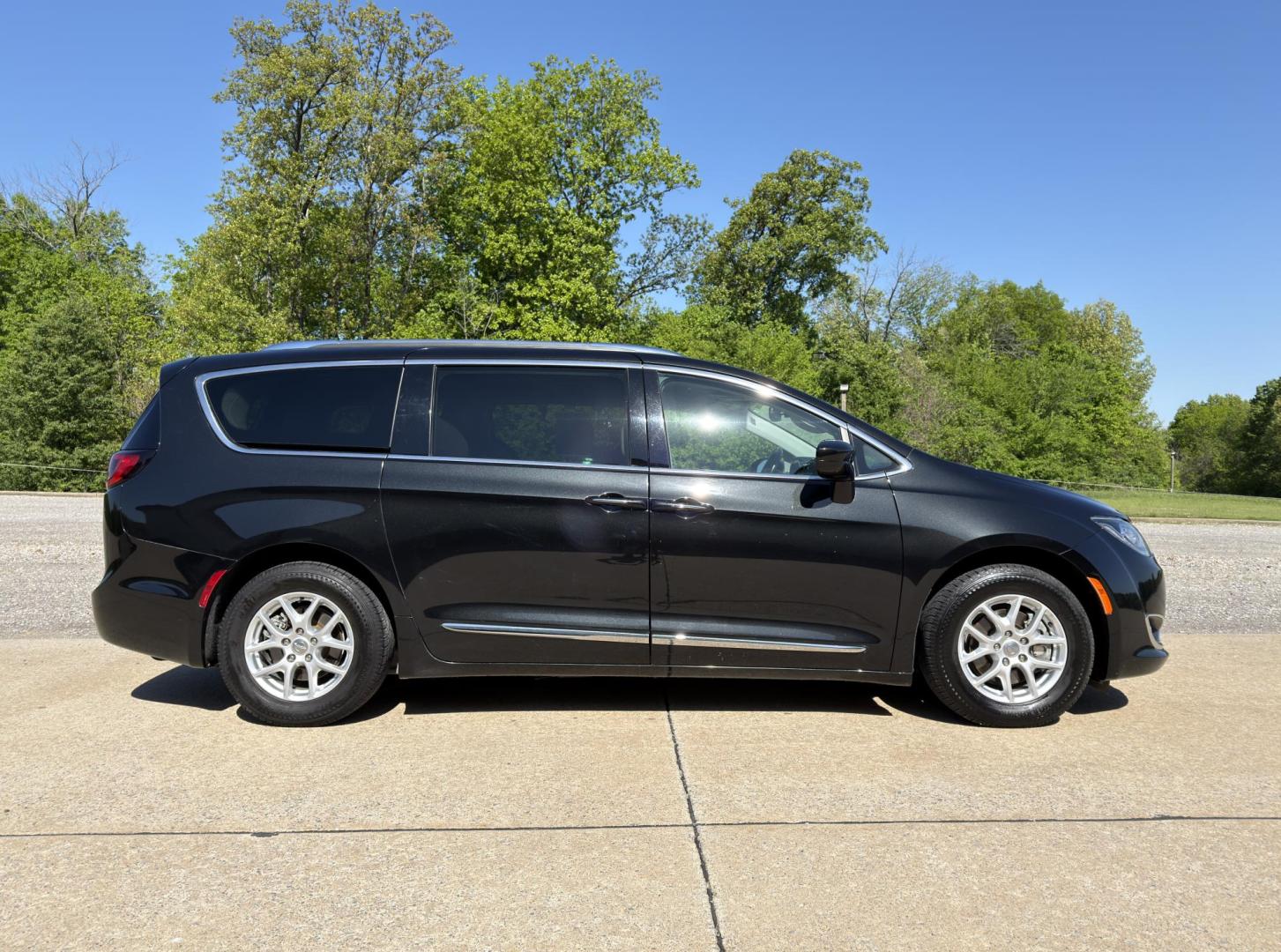 2020 BLACK /Black Chrysler Pacifica Touring-L (2C4RC1BG9LR) with an 3.6L V6 engine, Automatic transmission, located at 2990 Old Orchard Rd., Jackson, MO, 63755, 37.354214, -89.612106 - 2020 Chrysler Pacifica Touring-L 90xxx miles Front Wheel Drive 3.6L V6 Automatic Leather 3rd Row Stow 'N Go Backup Camera Power Driver Seat Heated Seats Heated Steering Wheel Bluetooth Remote Start Cruise Power Windows/Locks/Mirrors We have financing available and we accept trades! F - Photo#9