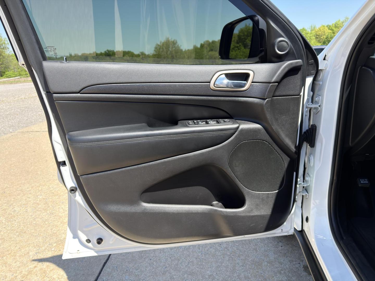 2017 WHITE /Black Jeep Grand Cherokee Laredo 4WD (1C4RJFAG5HC) with an 3.6L V6 engine, Automatic transmission, located at 2990 Old Orchard Rd., Jackson, MO, 63755, 37.354214, -89.612106 - 2017 Jeep Grand Cherokee Laredo 148xxx miles 4 Wheel Drive 3.6L V6 Automatic Navigation Backup Camera Power Driver Seat Heated Seats Heated Steering Wheel Bluetooth Remote Start Cruise Power Windows/Locks/Mirrors We have financing available and we accept trades! Fill out a credit appli - Photo#14