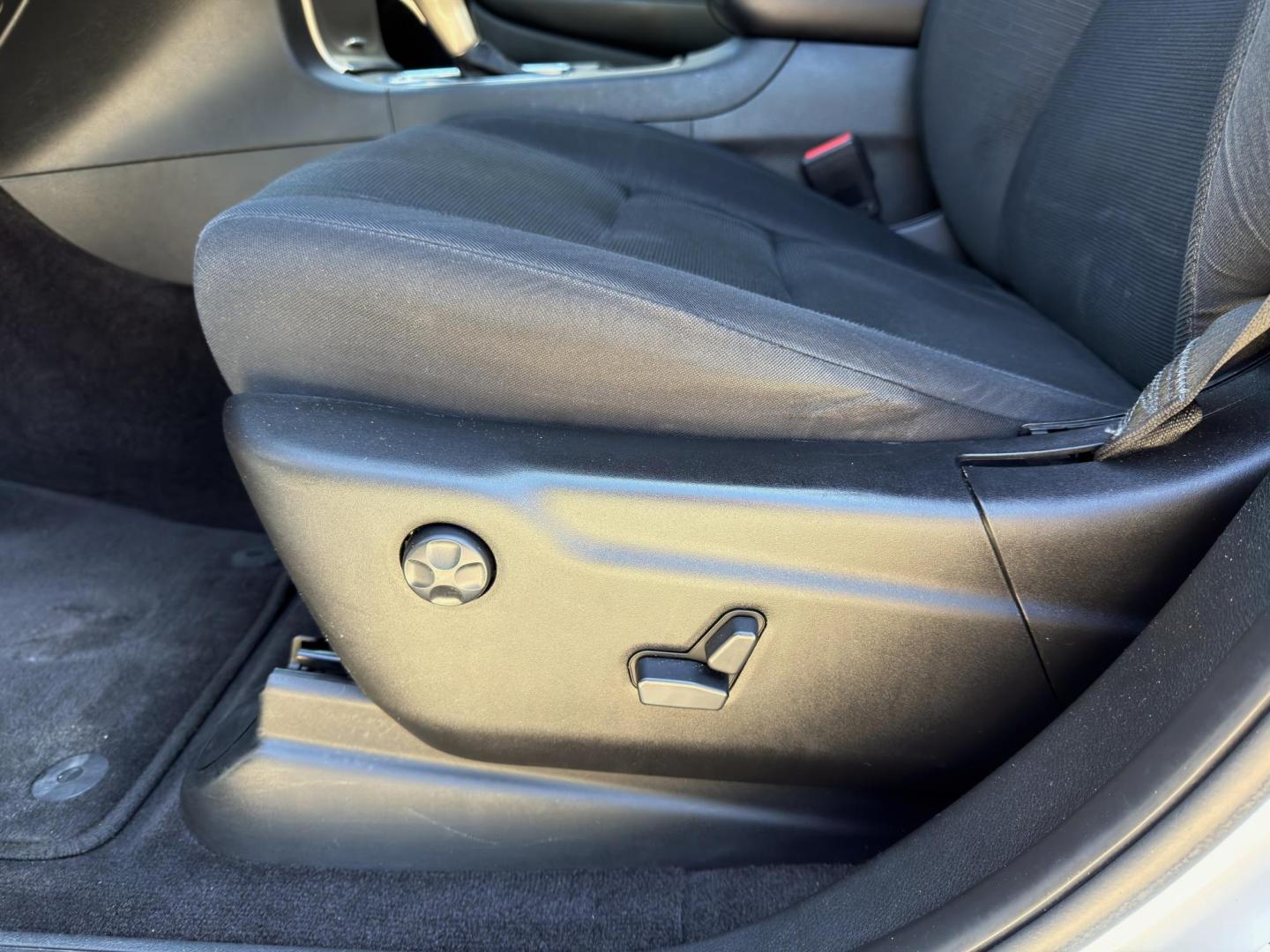 2017 WHITE /Black Jeep Grand Cherokee Laredo 4WD (1C4RJFAG5HC) with an 3.6L V6 engine, Automatic transmission, located at 2990 Old Orchard Rd., Jackson, MO, 63755, 37.354214, -89.612106 - 2017 Jeep Grand Cherokee Laredo 148xxx miles 4 Wheel Drive 3.6L V6 Automatic Navigation Backup Camera Power Driver Seat Heated Seats Heated Steering Wheel Bluetooth Remote Start Cruise Power Windows/Locks/Mirrors We have financing available and we accept trades! Fill out a credit appli - Photo#5