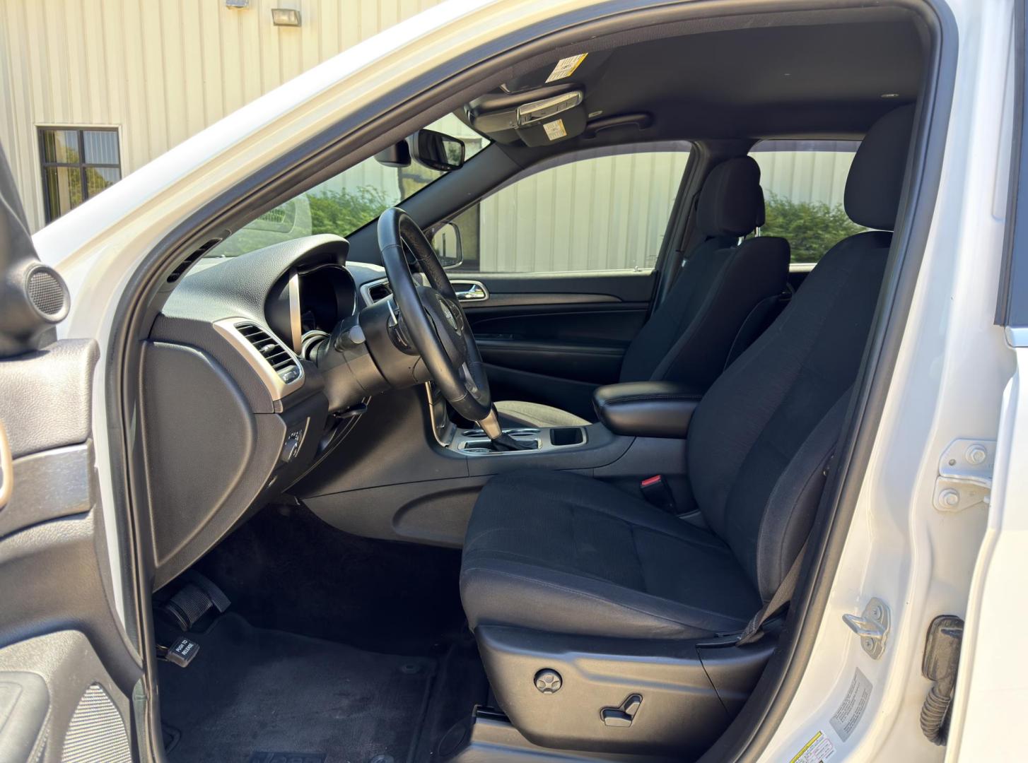 2017 WHITE /Black Jeep Grand Cherokee Laredo 4WD (1C4RJFAG5HC) with an 3.6L V6 engine, Automatic transmission, located at 2990 Old Orchard Rd., Jackson, MO, 63755, 37.354214, -89.612106 - 2017 Jeep Grand Cherokee Laredo 148xxx miles 4 Wheel Drive 3.6L V6 Automatic Navigation Backup Camera Power Driver Seat Heated Seats Heated Steering Wheel Bluetooth Remote Start Cruise Power Windows/Locks/Mirrors We have financing available and we accept trades! Fill out a credit appli - Photo#15