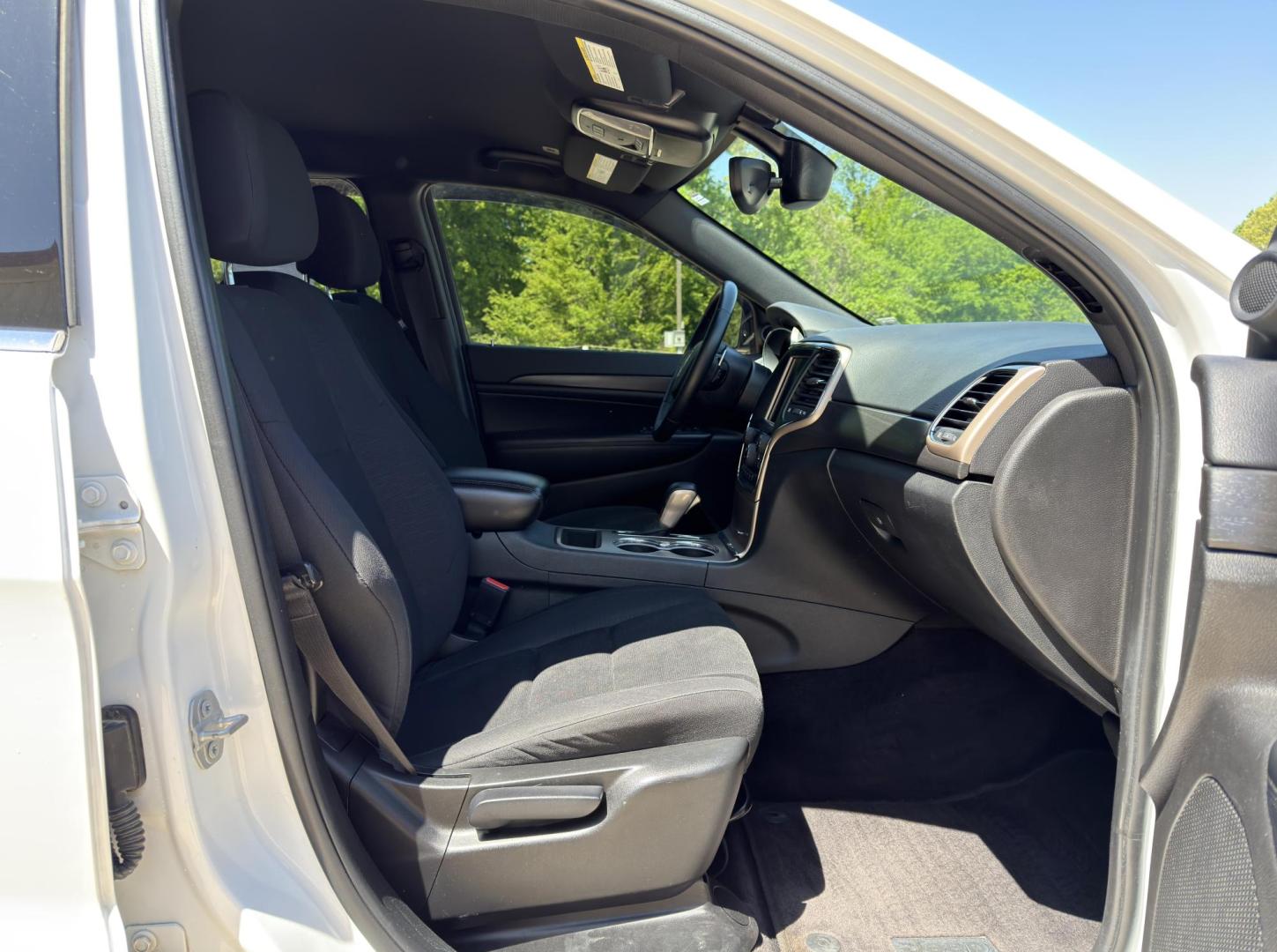 2017 WHITE /Black Jeep Grand Cherokee Laredo 4WD (1C4RJFAG5HC) with an 3.6L V6 engine, Automatic transmission, located at 2990 Old Orchard Rd., Jackson, MO, 63755, 37.354214, -89.612106 - 2017 Jeep Grand Cherokee Laredo 148xxx miles 4 Wheel Drive 3.6L V6 Automatic Navigation Backup Camera Power Driver Seat Heated Seats Heated Steering Wheel Bluetooth Remote Start Cruise Power Windows/Locks/Mirrors We have financing available and we accept trades! Fill out a credit appli - Photo#17