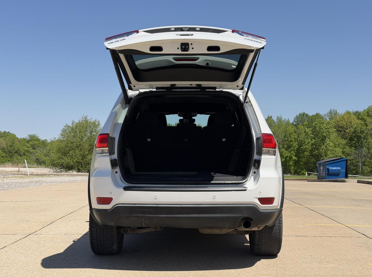 2017 WHITE /Black Jeep Grand Cherokee Laredo 4WD (1C4RJFAG5HC) with an 3.6L V6 engine, Automatic transmission, located at 2990 Old Orchard Rd., Jackson, MO, 63755, 37.354214, -89.612106 - 2017 Jeep Grand Cherokee Laredo 148xxx miles 4 Wheel Drive 3.6L V6 Automatic Navigation Backup Camera Power Driver Seat Heated Seats Heated Steering Wheel Bluetooth Remote Start Cruise Power Windows/Locks/Mirrors We have financing available and we accept trades! Fill out a credit appli - Photo#20