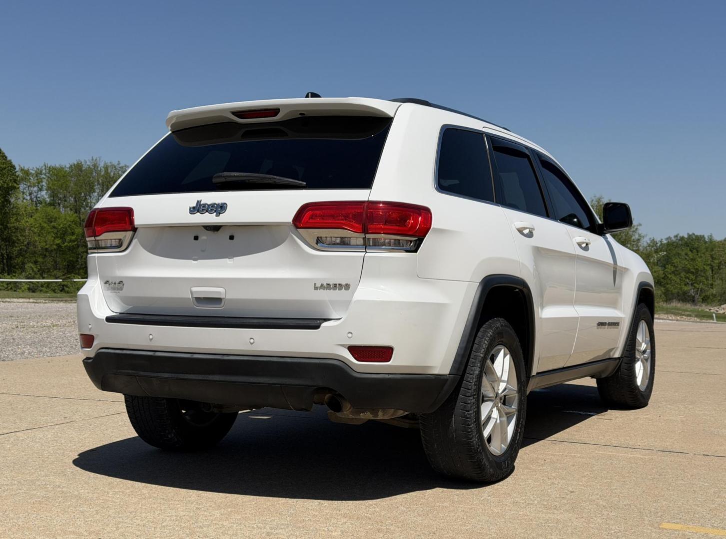 2017 WHITE /Black Jeep Grand Cherokee Laredo 4WD (1C4RJFAG5HC) with an 3.6L V6 engine, Automatic transmission, located at 2990 Old Orchard Rd., Jackson, MO, 63755, 37.354214, -89.612106 - 2017 Jeep Grand Cherokee Laredo 148xxx miles 4 Wheel Drive 3.6L V6 Automatic Navigation Backup Camera Power Driver Seat Heated Seats Heated Steering Wheel Bluetooth Remote Start Cruise Power Windows/Locks/Mirrors We have financing available and we accept trades! Fill out a credit appli - Photo#10