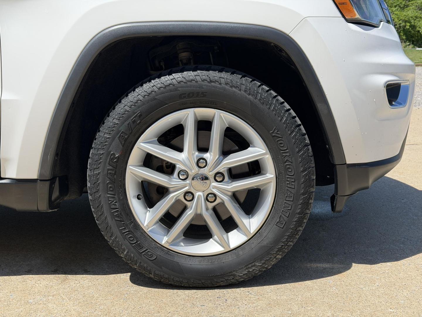 2017 WHITE /Black Jeep Grand Cherokee Laredo 4WD (1C4RJFAG5HC) with an 3.6L V6 engine, Automatic transmission, located at 2990 Old Orchard Rd., Jackson, MO, 63755, 37.354214, -89.612106 - 2017 Jeep Grand Cherokee Laredo 148xxx miles 4 Wheel Drive 3.6L V6 Automatic Navigation Backup Camera Power Driver Seat Heated Seats Heated Steering Wheel Bluetooth Remote Start Cruise Power Windows/Locks/Mirrors We have financing available and we accept trades! Fill out a credit appli - Photo#41