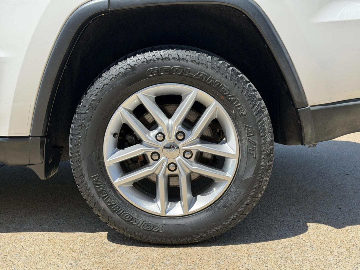 2017 WHITE /Black Jeep Grand Cherokee Laredo 4WD (1C4RJFAG5HC) with an 3.6L V6 engine, Automatic transmission, located at 2990 Old Orchard Rd., Jackson, MO, 63755, 37.354214, -89.612106 - 2017 Jeep Grand Cherokee Laredo 148xxx miles 4 Wheel Drive 3.6L V6 Automatic Navigation Backup Camera Power Driver Seat Heated Seats Heated Steering Wheel Bluetooth Remote Start Cruise Power Windows/Locks/Mirrors We have financing available and we accept trades! Fill out a credit appli - Photo#39
