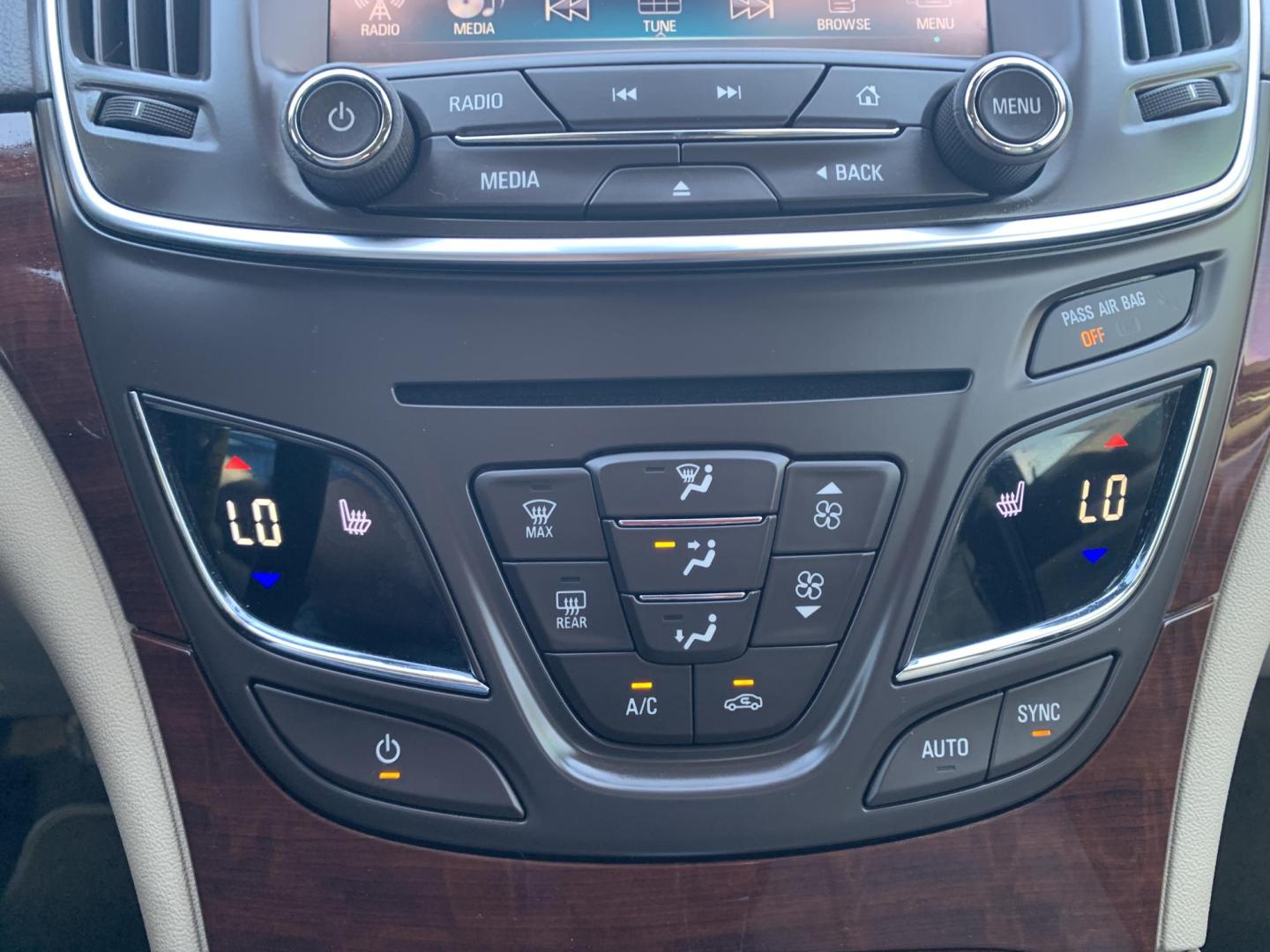 2016 WHITE /TAN Buick Regal Turbo FWD (2G4GK5EXXG9) with an 2.0L L4 DOHC 16V TURBO engine, Automatic transmission, located at 506 S. Kingshighway, Cape Girardeau, MO, 63703, (573) 235-5000, 37.294991, -89.553635 - 2016 Buick Regal Turbo FWD 100,xxx miles One Owner Heated Leather Seats Sunroof Cruise Bluetooth Remote Start Backup Camera Front wheel drive We have financing available and we accept trades! Fill out a credit application on our website or come by today! If you have any questions, give - Photo#27