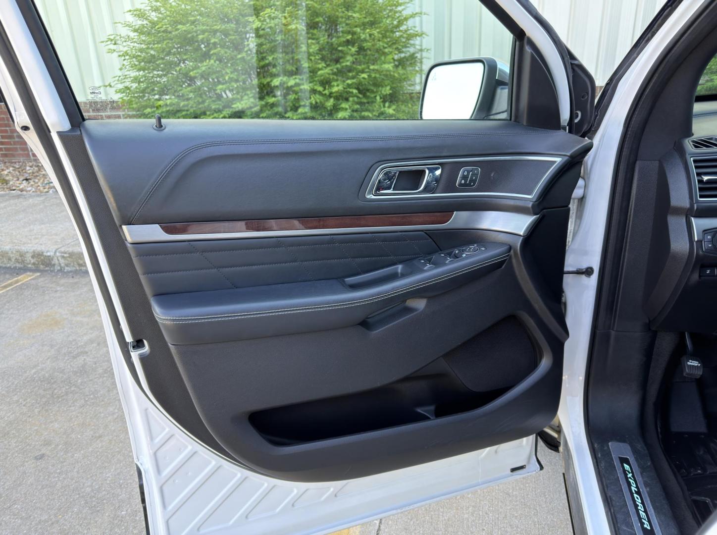 2018 WHITE /Black Ford Explorer Platinum 4WD (1FM5K8HT1JG) with an 3.5L V6 engine, Automatic transmission, located at 2990 Old Orchard Rd., Jackson, MO, 63755, 37.354214, -89.612106 - 2018 Ford Explorer Platinum 110xxx miles 4 Wheel Drive 3.5L V6 Automatic Leather 3rd Row Navigation Power/Heated/Cooled Seats Heated Rear Seats Heated Steering Wheel Backup Camera Sunroof Bluetooth Remote Start Cruise Power Windows/Locks/Mirrors We have financing available and we ac - Photo#17