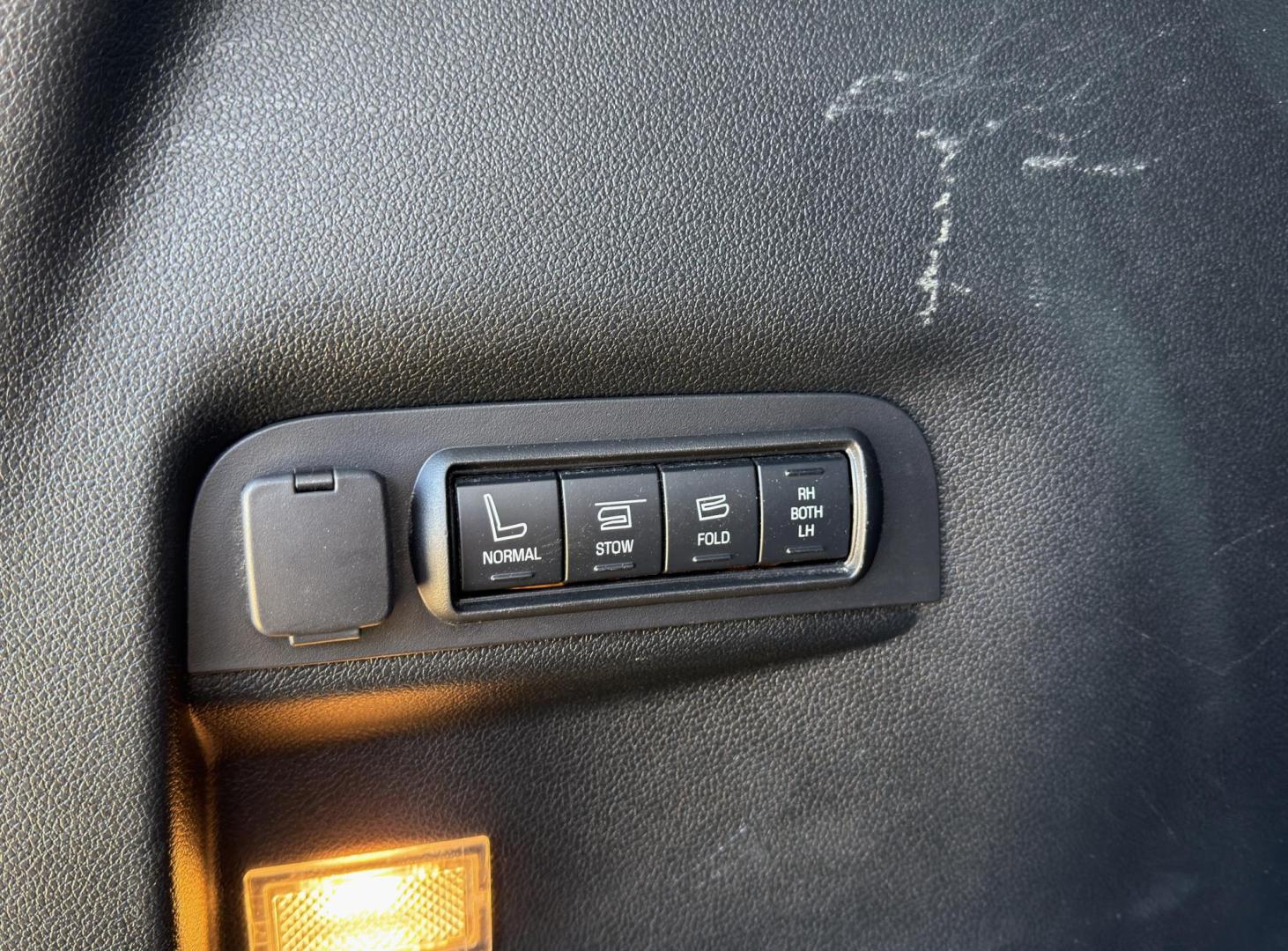 2018 WHITE /Black Ford Explorer Platinum 4WD (1FM5K8HT1JG) with an 3.5L V6 engine, Automatic transmission, located at 2990 Old Orchard Rd., Jackson, MO, 63755, 37.354214, -89.612106 - 2018 Ford Explorer Platinum 110xxx miles 4 Wheel Drive 3.5L V6 Automatic Leather 3rd Row Navigation Power/Heated/Cooled Seats Heated Rear Seats Heated Steering Wheel Backup Camera Sunroof Bluetooth Remote Start Cruise Power Windows/Locks/Mirrors We have financing available and we ac - Photo#26