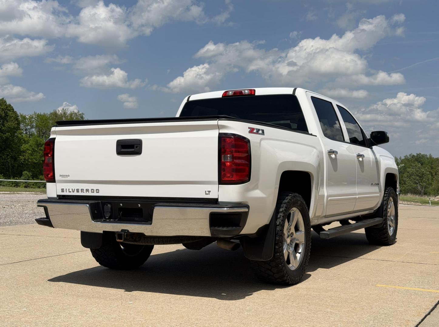 2015 WHITE /Black Chevrolet Silverado 1500 LT Crew Cab 4WD (3GCUKREC8FG) with an 5.3L V8 engine, Automatic transmission, located at 2990 Old Orchard Rd., Jackson, MO, 63755, 37.354214, -89.612106 - 2015 Chevrolet Silverado 1500 LT 145xxx miles 4x4 5.3L V8 Automatic Backup Camera Power Driver Seat Bluetooth Remote Start Cruise Power Windows/Locks/Mirrors We have financing available and we accept trades! Fill out a credit application on our website or come by today! If you have any q - Photo#9