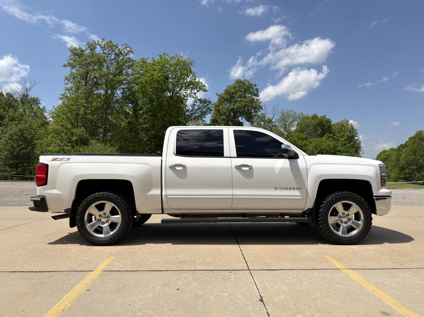 2015 WHITE /Black Chevrolet Silverado 1500 LT Crew Cab 4WD (3GCUKREC8FG) with an 5.3L V8 engine, Automatic transmission, located at 2990 Old Orchard Rd., Jackson, MO, 63755, 37.354214, -89.612106 - 2015 Chevrolet Silverado 1500 LT 145xxx miles 4x4 5.3L V8 Automatic Backup Camera Power Driver Seat Bluetooth Remote Start Cruise Power Windows/Locks/Mirrors We have financing available and we accept trades! Fill out a credit application on our website or come by today! If you have any q - Photo#8