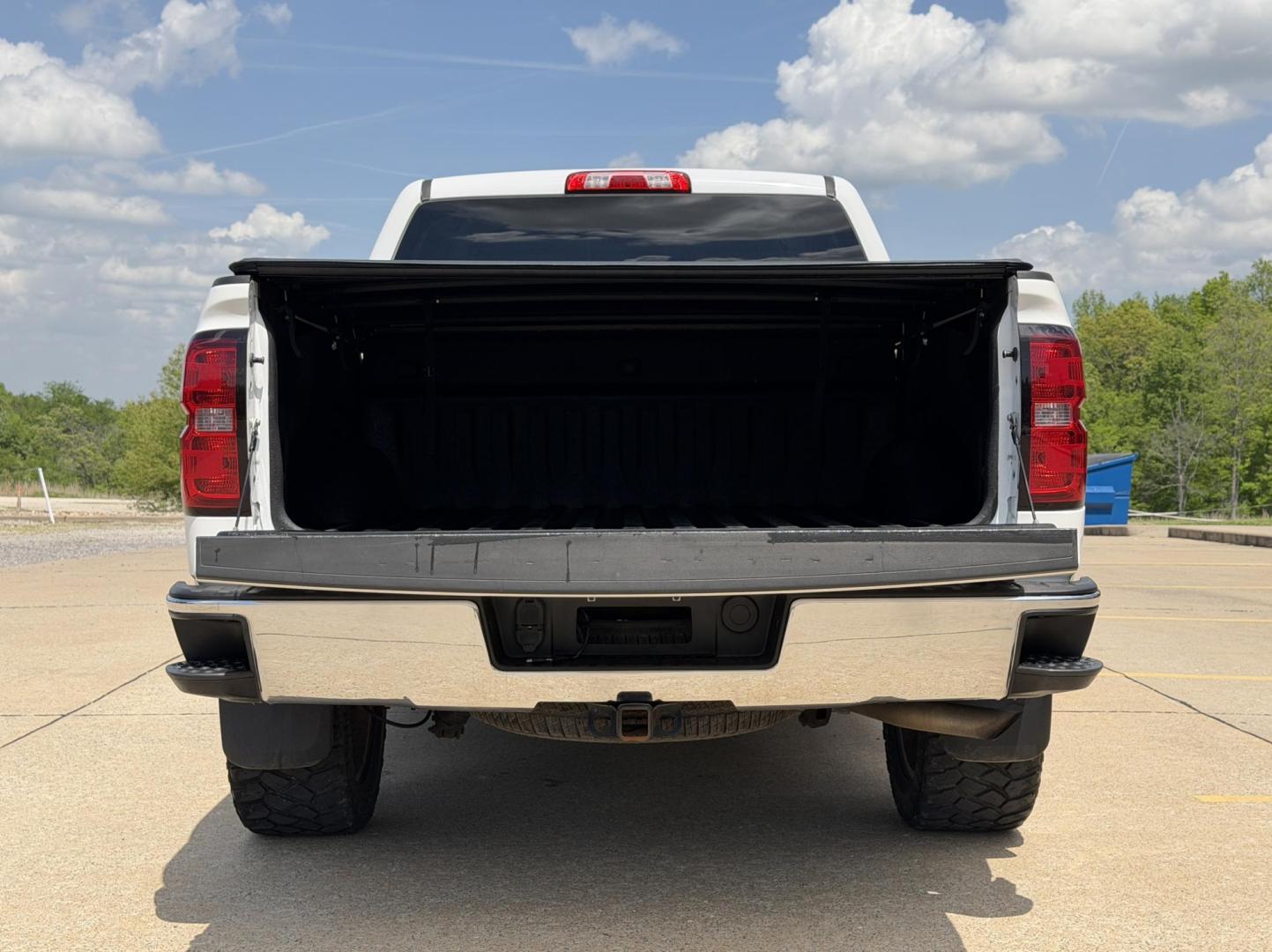 2015 WHITE /Black Chevrolet Silverado 1500 LT Crew Cab 4WD (3GCUKREC8FG) with an 5.3L V8 engine, Automatic transmission, located at 2990 Old Orchard Rd., Jackson, MO, 63755, 37.354214, -89.612106 - 2015 Chevrolet Silverado 1500 LT 145xxx miles 4x4 5.3L V8 Automatic Backup Camera Power Driver Seat Bluetooth Remote Start Cruise Power Windows/Locks/Mirrors We have financing available and we accept trades! Fill out a credit application on our website or come by today! If you have any q - Photo#19