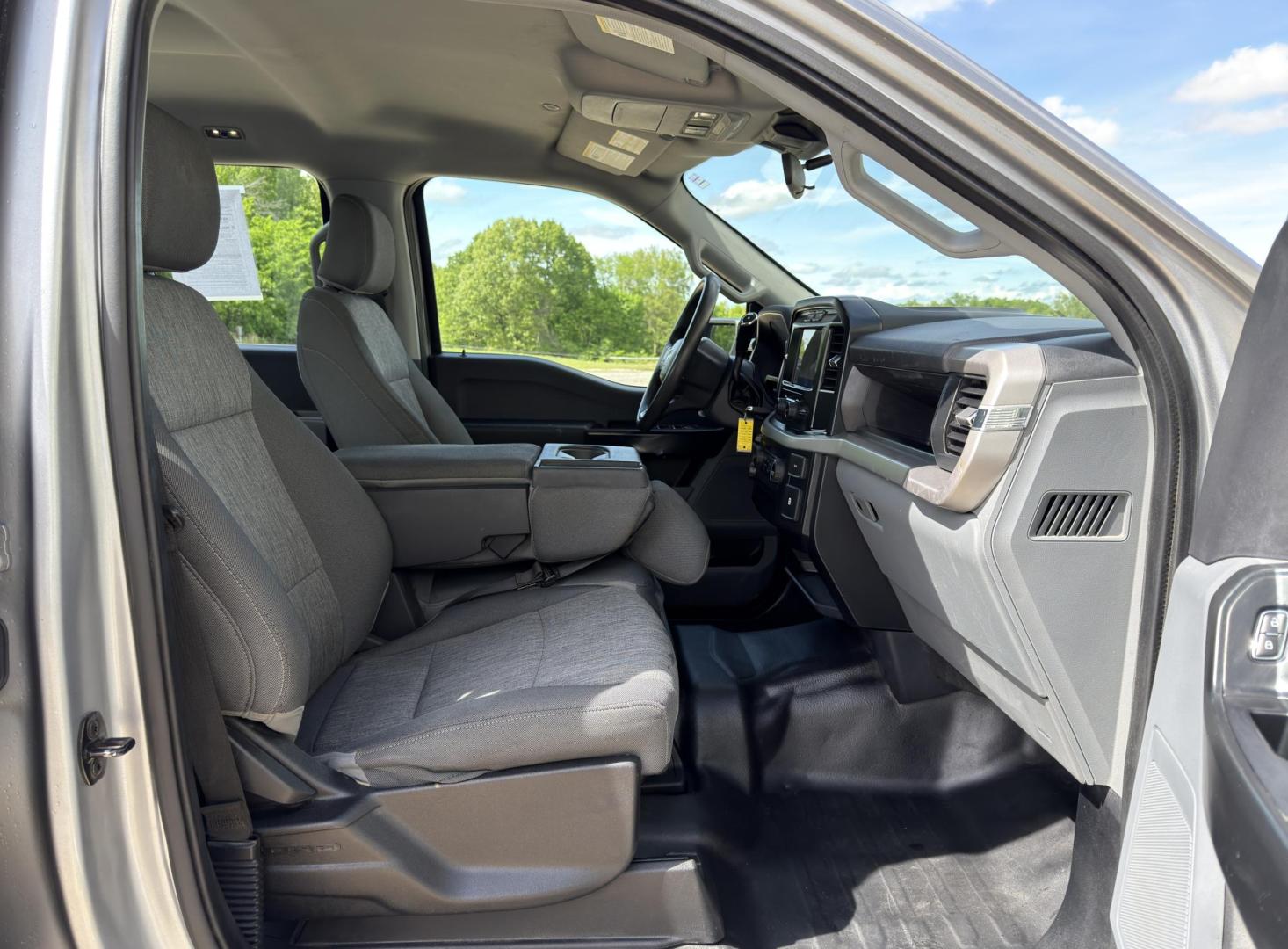 2022 SILVER /Gray Ford F-150 XL SuperCrew 5.5-ft. 2WD (1FTEW1CB8NK) with an 3.3L V6 engine, Automatic transmission, located at 2990 Old Orchard Rd., Jackson, MO, 63755, 37.354214, -89.612106 - 2022 Ford F-150 XL 1-Owner 93xxx miles Rear Wheel Drive 3.3L V6 Automatic Backup Camera Bluetooth Cruise Power Windows/Locks/Mirrors We have financing available and we accept trades! Fill out a credit application on our website or come by today! If you have any questions, give us a call a - Photo#6