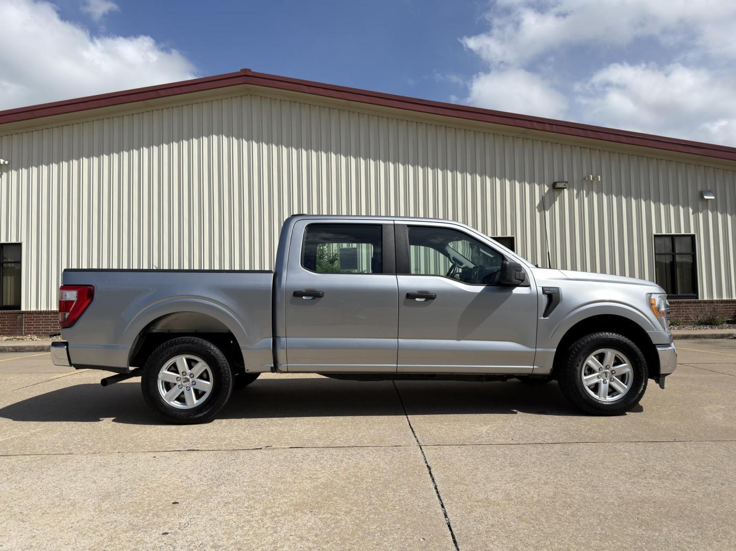 2022 SILVER /Gray Ford F-150 XL SuperCrew 5.5-ft. 2WD (1FTEW1CB8NK) with an 3.3L V6 engine, Automatic transmission, located at 2990 Old Orchard Rd., Jackson, MO, 63755, 37.354214, -89.612106 - 2022 Ford F-150 XL 1-Owner 93xxx miles Rear Wheel Drive 3.3L V6 Automatic Backup Camera Bluetooth Cruise Power Windows/Locks/Mirrors We have financing available and we accept trades! Fill out a credit application on our website or come by today! If you have any questions, give us a call a - Photo#11