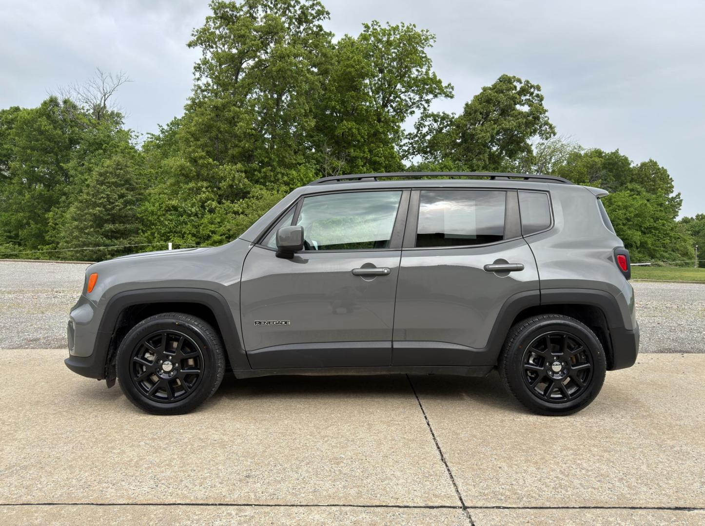2021 GRAY /Black Jeep Renegade Latitude (ZACNJCBB0MP) with an 2.4L 4 Cyl. engine, Automatic transmission, located at 2990 Old Orchard Rd., Jackson, MO, 63755, 37.354214, -89.612106 - 2021 Jeep Renegade Latitude 33xxx miles Front Wheel Drive 2.4L 4 Cyl. Automatic Backup Camera Bluetooth Cruise Power Windows/Locks/Mirrors We have financing available and we accept trades! Fill out a credit application on our website or come by today! If you have any questions, give us a c - Photo#4