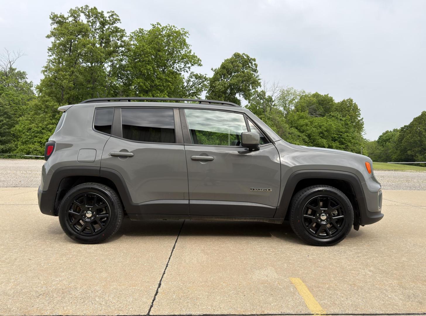 2021 GRAY /Black Jeep Renegade Latitude (ZACNJCBB0MP) with an 2.4L 4 Cyl. engine, Automatic transmission, located at 2990 Old Orchard Rd., Jackson, MO, 63755, 37.354214, -89.612106 - 2021 Jeep Renegade Latitude 33xxx miles Front Wheel Drive 2.4L 4 Cyl. Automatic Backup Camera Bluetooth Cruise Power Windows/Locks/Mirrors We have financing available and we accept trades! Fill out a credit application on our website or come by today! If you have any questions, give us a c - Photo#5