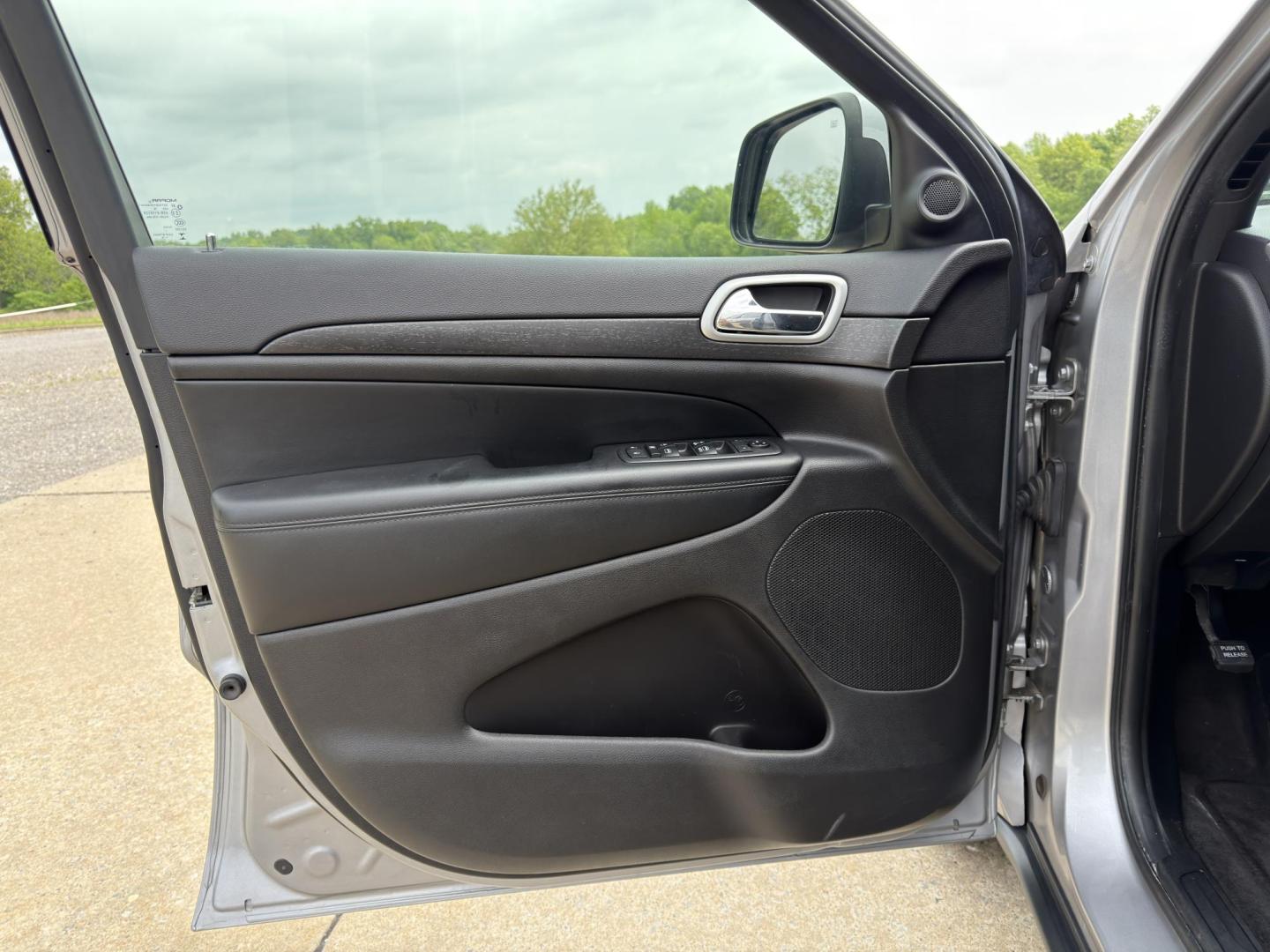 2018 SILVER /Black Jeep Grand Cherokee Laredo 2WD (1C4RJEAG5JC) with an 3.6L V6 engine, Automatic transmission, located at 2990 Old Orchard Rd., Jackson, MO, 63755, 37.354214, -89.612106 - 2018 Jeep Grand Cherokee Laredo 101xxx miles Rear Wheel Drive 3.6L V6 Automatic Backup Camera Bluetooth Cruise Power Windows/Locks/Mirrors We have financing available and we accept trades! Fill out a credit application on our website or come by today! If you have any questions, give us a c - Photo#10