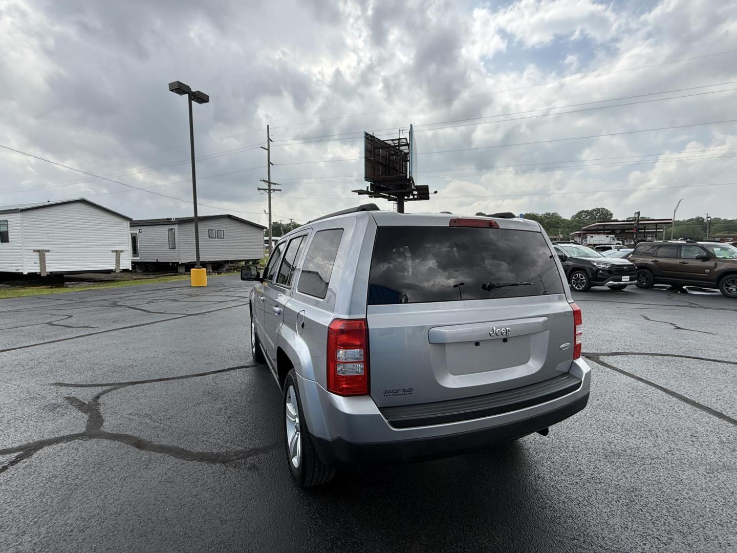 2017 SILVER /Black Jeep Patriot Latitude 2WD (1C4NJPFB5HD) with an 2.4L L4 engine, Automatic transmission, located at 506 S. Kingshighway, Cape Girardeau, MO, 63703, (573) 235-5000, 37.294991, -89.553635 - 2017 Jeep Patriot Latitude 2WD 129xxx miles Front Wheel Drive 2.4L 4 Cyl. Automatic Heated Seats Bluetooth Remote Start Cruise Power Windows/Locks/Mirrors We have financing available and we accept trades! Fill out a credit application on our website or come by today! If you have any quest - Photo#4