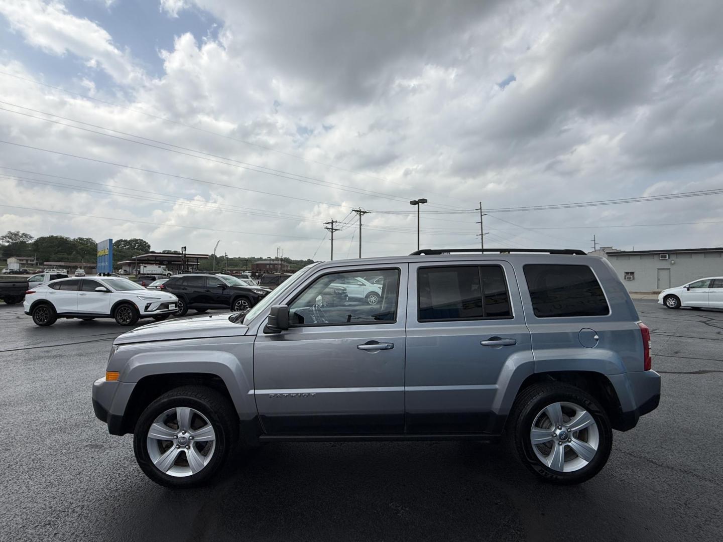 2017 SILVER /Black Jeep Patriot Latitude 2WD (1C4NJPFB5HD) with an 2.4L L4 engine, Automatic transmission, located at 506 S. Kingshighway, Cape Girardeau, MO, 63703, (573) 235-5000, 37.294991, -89.553635 - 2017 Jeep Patriot Latitude 2WD 129xxx miles Front Wheel Drive 2.4L 4 Cyl. Automatic Heated Seats Bluetooth Remote Start Cruise Power Windows/Locks/Mirrors We have financing available and we accept trades! Fill out a credit application on our website or come by today! If you have any quest - Photo#3