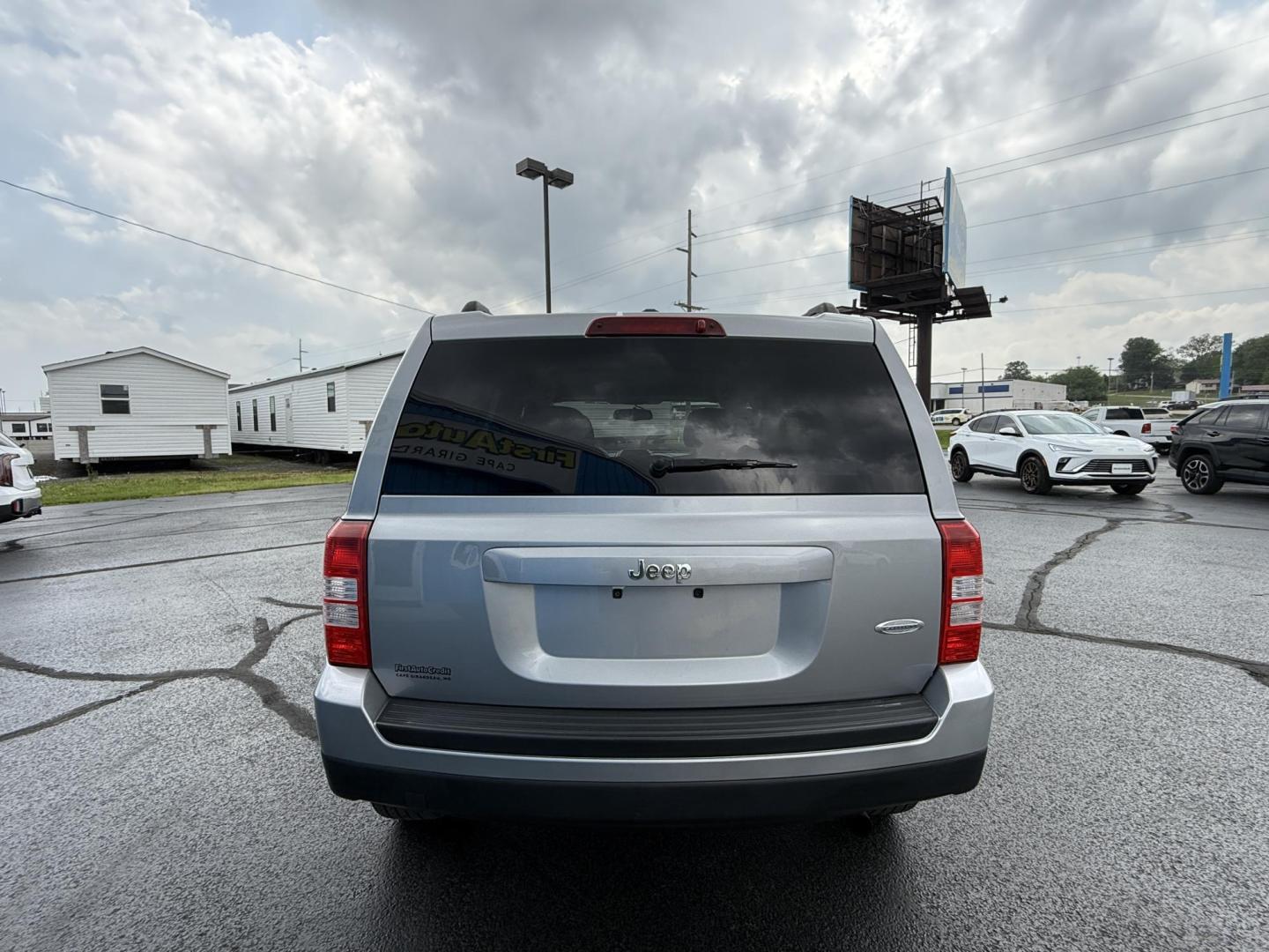 2017 SILVER /Black Jeep Patriot Latitude 2WD (1C4NJPFB5HD) with an 2.4L L4 engine, Automatic transmission, located at 506 S. Kingshighway, Cape Girardeau, MO, 63703, (573) 235-5000, 37.294991, -89.553635 - 2017 Jeep Patriot Latitude 2WD 129xxx miles Front Wheel Drive 2.4L 4 Cyl. Automatic Heated Seats Bluetooth Remote Start Cruise Power Windows/Locks/Mirrors We have financing available and we accept trades! Fill out a credit application on our website or come by today! If you have any quest - Photo#5