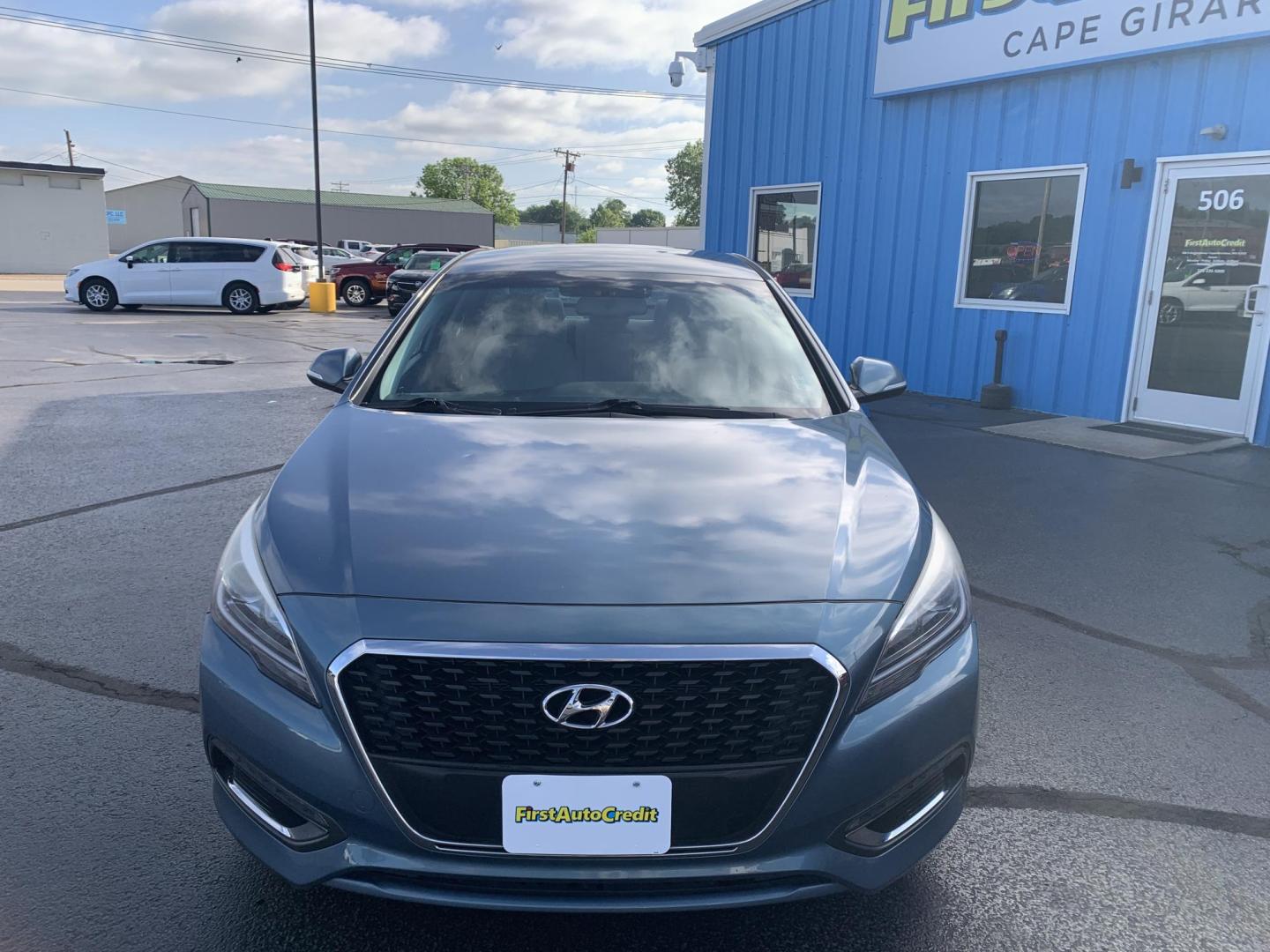 2016 BLUE /GRAY Hyundai Sonata Hybrid Base (KMHE24L14GA) with an 2.0L L4 DOHC 16V HYBRID engine, Automatic transmission, located at 506 S. Kingshighway, Cape Girardeau, MO, 63703, (573) 235-5000, 37.294991, -89.553635 - 2016 Hyundai Sonata Hybrid Base 134,xxx miles Front Wheel Drive Cloth Seats Power Windows Rear Window Defroster Power Outlet Steering Wheel Controls Tilt Steering Wheel Alarm System Bluetooth Wireless Cruise Control Hands Free Phone Remote Keyless Entry Proximity Sensing Keyless Entry - Photo#1