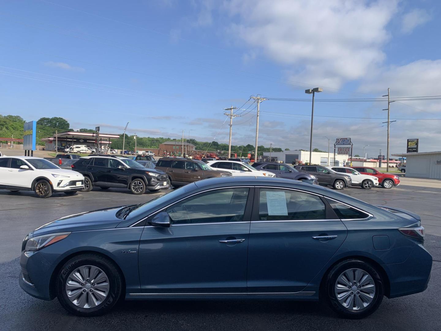 2016 BLUE /GRAY Hyundai Sonata Hybrid Base (KMHE24L14GA) with an 2.0L L4 DOHC 16V HYBRID engine, Automatic transmission, located at 506 S. Kingshighway, Cape Girardeau, MO, 63703, (573) 235-5000, 37.294991, -89.553635 - 2016 Hyundai Sonata Hybrid Base 134,xxx miles Front Wheel Drive Cloth Seats Power Windows Rear Window Defroster Power Outlet Steering Wheel Controls Tilt Steering Wheel Alarm System Bluetooth Wireless Cruise Control Hands Free Phone Remote Keyless Entry Proximity Sensing Keyless Entry - Photo#4