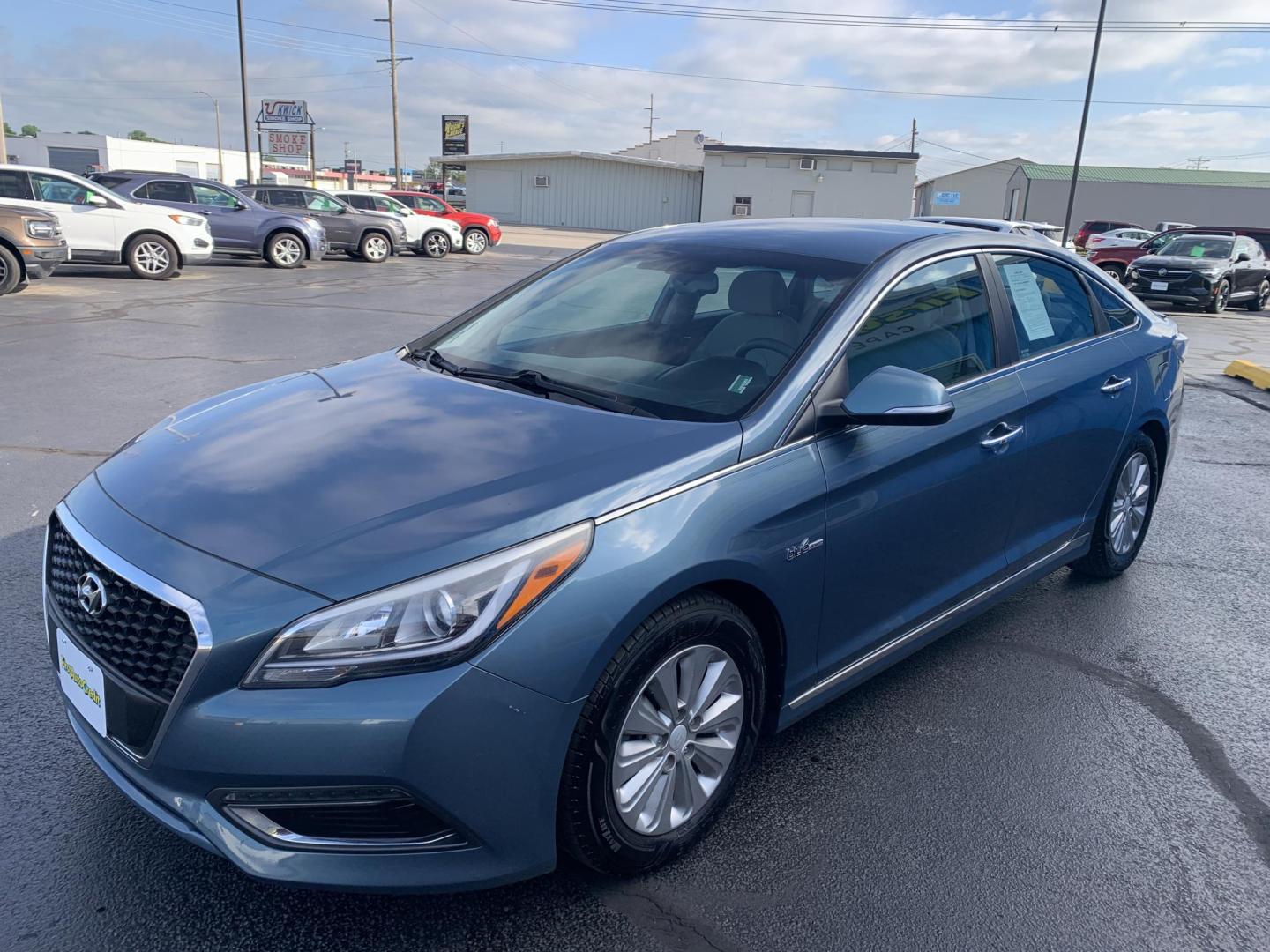 2016 BLUE /GRAY Hyundai Sonata Hybrid Base (KMHE24L14GA) with an 2.0L L4 DOHC 16V HYBRID engine, Automatic transmission, located at 506 S. Kingshighway, Cape Girardeau, MO, 63703, (573) 235-5000, 37.294991, -89.553635 - 2016 Hyundai Sonata Hybrid Base 134,xxx miles Front Wheel Drive Cloth Seats Power Windows Rear Window Defroster Power Outlet Steering Wheel Controls Tilt Steering Wheel Alarm System Bluetooth Wireless Cruise Control Hands Free Phone Remote Keyless Entry Proximity Sensing Keyless Entry - Photo#3