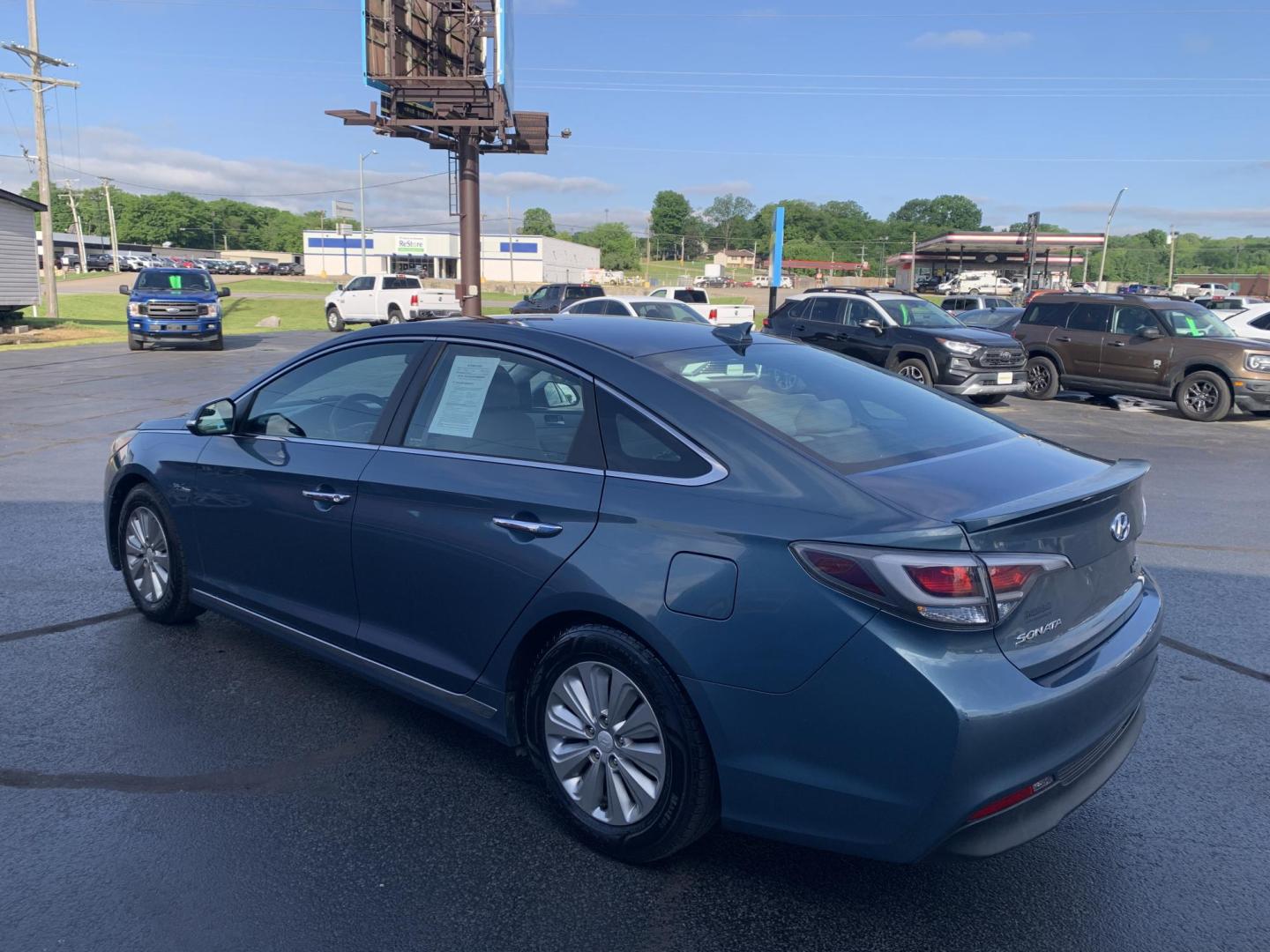2016 BLUE /GRAY Hyundai Sonata Hybrid Base (KMHE24L14GA) with an 2.0L L4 DOHC 16V HYBRID engine, Automatic transmission, located at 506 S. Kingshighway, Cape Girardeau, MO, 63703, (573) 235-5000, 37.294991, -89.553635 - 2016 Hyundai Sonata Hybrid Base 134,xxx miles Front Wheel Drive Cloth Seats Power Windows Rear Window Defroster Power Outlet Steering Wheel Controls Tilt Steering Wheel Alarm System Bluetooth Wireless Cruise Control Hands Free Phone Remote Keyless Entry Proximity Sensing Keyless Entry - Photo#5