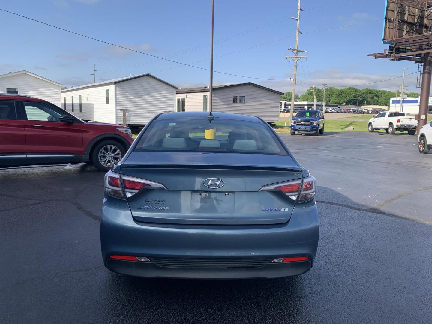 2016 BLUE /GRAY Hyundai Sonata Hybrid Base (KMHE24L14GA) with an 2.0L L4 DOHC 16V HYBRID engine, Automatic transmission, located at 506 S. Kingshighway, Cape Girardeau, MO, 63703, (573) 235-5000, 37.294991, -89.553635 - 2016 Hyundai Sonata Hybrid Base 134,xxx miles Front Wheel Drive Cloth Seats Power Windows Rear Window Defroster Power Outlet Steering Wheel Controls Tilt Steering Wheel Alarm System Bluetooth Wireless Cruise Control Hands Free Phone Remote Keyless Entry Proximity Sensing Keyless Entry - Photo#6