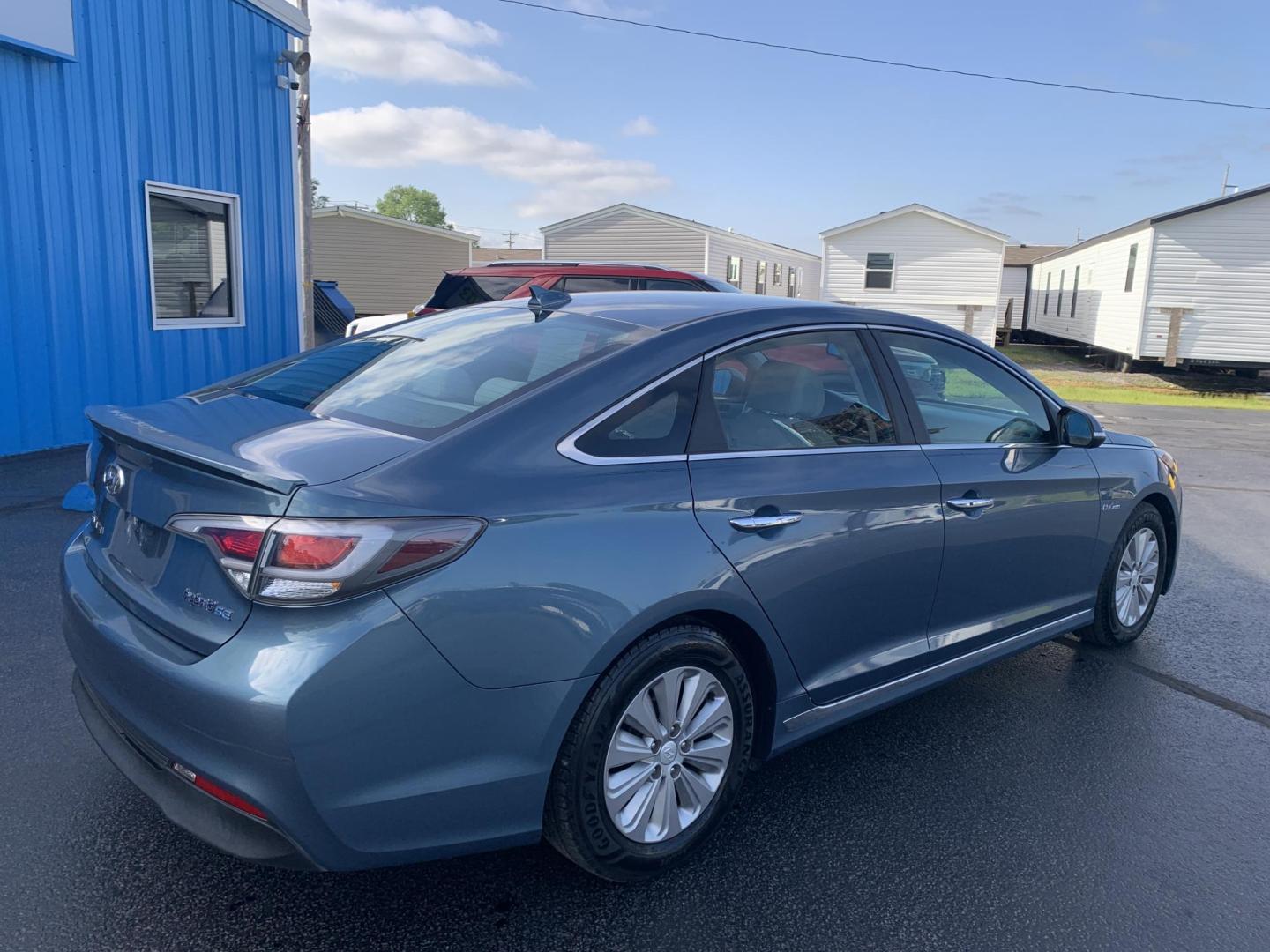 2016 BLUE /GRAY Hyundai Sonata Hybrid Base (KMHE24L14GA) with an 2.0L L4 DOHC 16V HYBRID engine, Automatic transmission, located at 506 S. Kingshighway, Cape Girardeau, MO, 63703, (573) 235-5000, 37.294991, -89.553635 - 2016 Hyundai Sonata Hybrid Base 134,xxx miles Front Wheel Drive Cloth Seats Power Windows Rear Window Defroster Power Outlet Steering Wheel Controls Tilt Steering Wheel Alarm System Bluetooth Wireless Cruise Control Hands Free Phone Remote Keyless Entry Proximity Sensing Keyless Entry - Photo#8