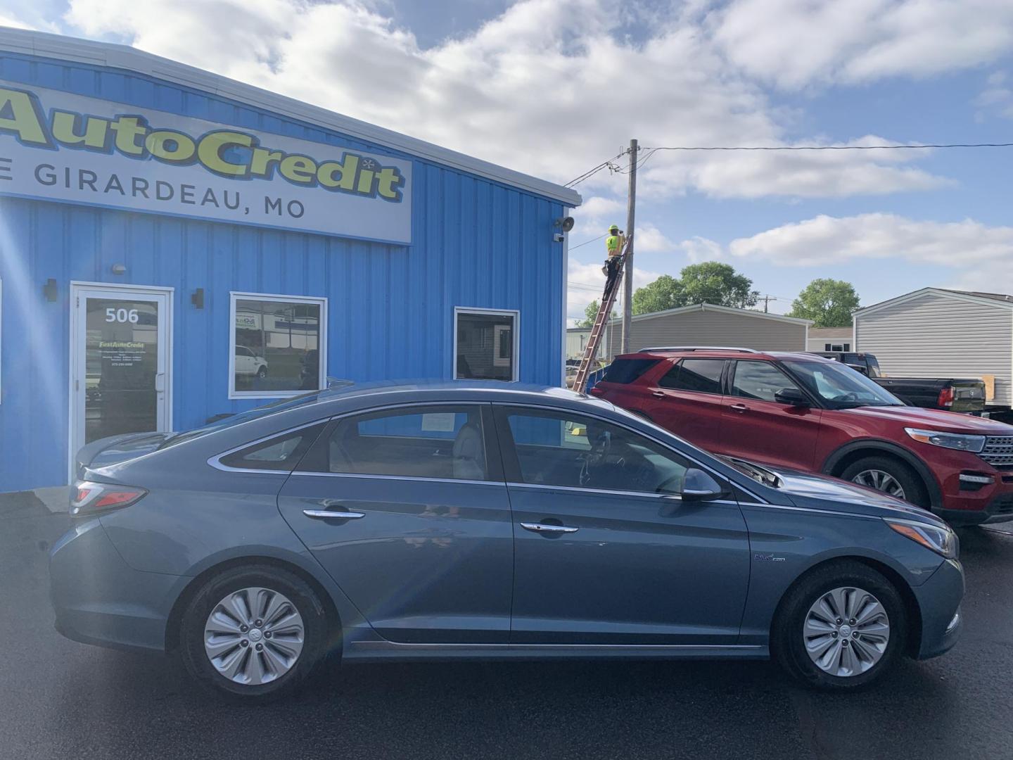 2016 BLUE /GRAY Hyundai Sonata Hybrid Base (KMHE24L14GA) with an 2.0L L4 DOHC 16V HYBRID engine, Automatic transmission, located at 506 S. Kingshighway, Cape Girardeau, MO, 63703, (573) 235-5000, 37.294991, -89.553635 - 2016 Hyundai Sonata Hybrid Base 134,xxx miles Front Wheel Drive Cloth Seats Power Windows Rear Window Defroster Power Outlet Steering Wheel Controls Tilt Steering Wheel Alarm System Bluetooth Wireless Cruise Control Hands Free Phone Remote Keyless Entry Proximity Sensing Keyless Entry - Photo#9