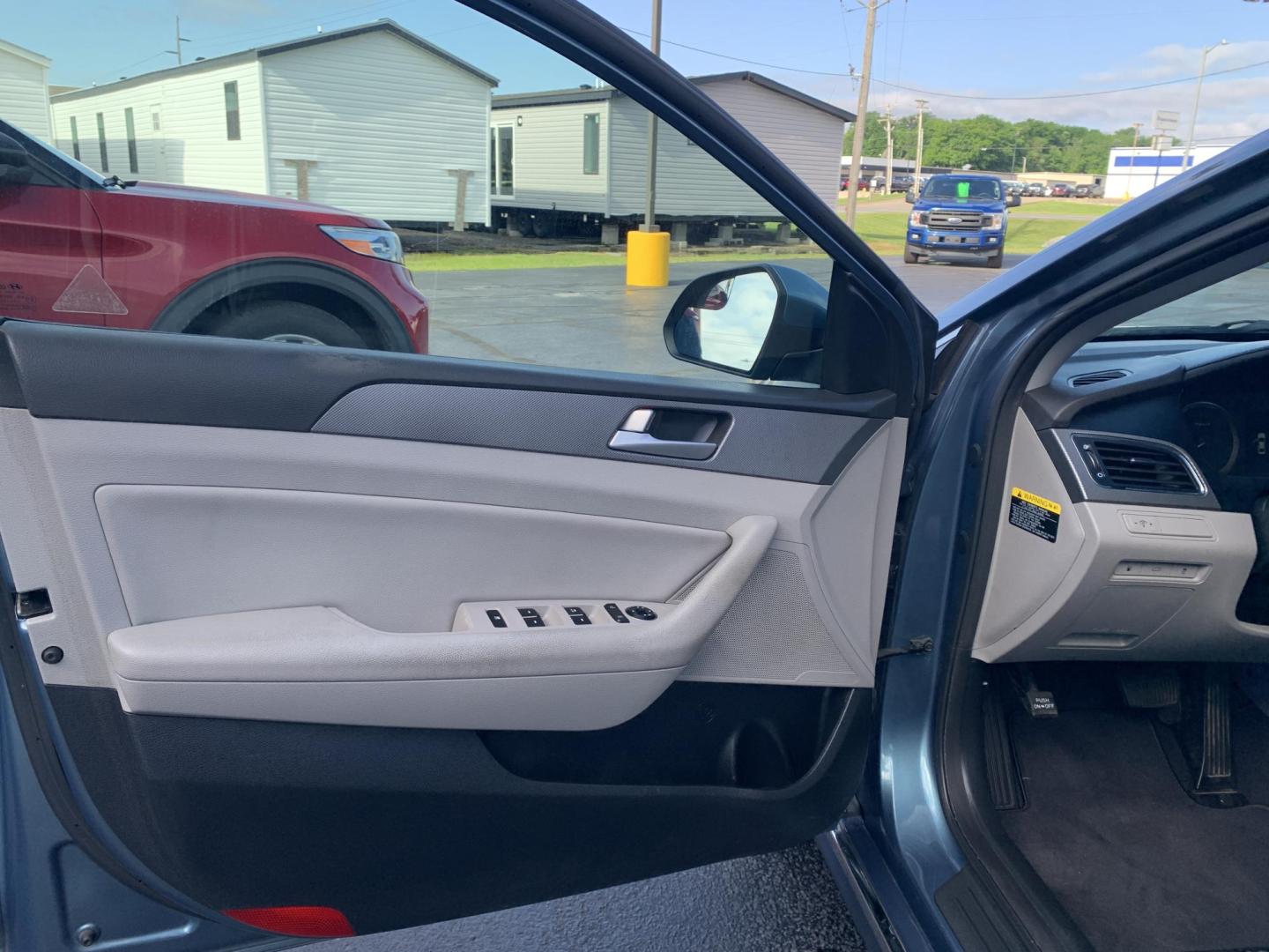 2016 BLUE /GRAY Hyundai Sonata Hybrid Base (KMHE24L14GA) with an 2.0L L4 DOHC 16V HYBRID engine, Automatic transmission, located at 506 S. Kingshighway, Cape Girardeau, MO, 63703, (573) 235-5000, 37.294991, -89.553635 - 2016 Hyundai Sonata Hybrid Base 134,xxx miles Front Wheel Drive Cloth Seats Power Windows Rear Window Defroster Power Outlet Steering Wheel Controls Tilt Steering Wheel Alarm System Bluetooth Wireless Cruise Control Hands Free Phone Remote Keyless Entry Proximity Sensing Keyless Entry - Photo#17