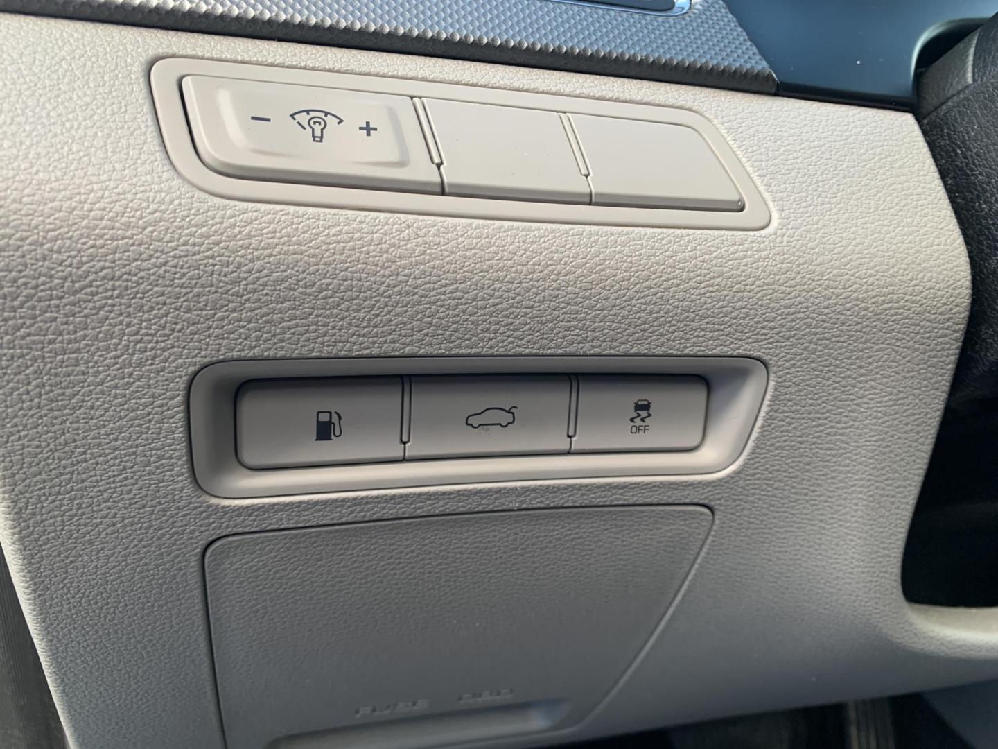 2016 BLUE /GRAY Hyundai Sonata Hybrid Base (KMHE24L14GA) with an 2.0L L4 DOHC 16V HYBRID engine, Automatic transmission, located at 506 S. Kingshighway, Cape Girardeau, MO, 63703, (573) 235-5000, 37.294991, -89.553635 - 2016 Hyundai Sonata Hybrid Base 134,xxx miles Front Wheel Drive Cloth Seats Power Windows Rear Window Defroster Power Outlet Steering Wheel Controls Tilt Steering Wheel Alarm System Bluetooth Wireless Cruise Control Hands Free Phone Remote Keyless Entry Proximity Sensing Keyless Entry - Photo#20