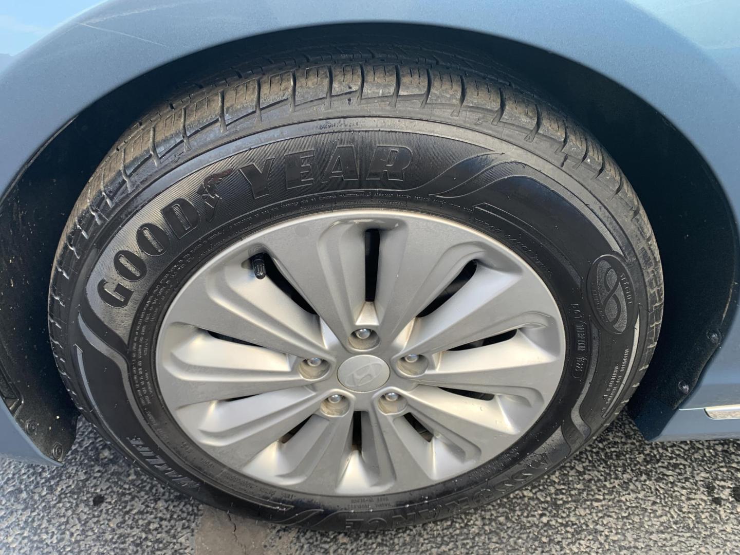 2016 BLUE /GRAY Hyundai Sonata Hybrid Base (KMHE24L14GA) with an 2.0L L4 DOHC 16V HYBRID engine, Automatic transmission, located at 506 S. Kingshighway, Cape Girardeau, MO, 63703, (573) 235-5000, 37.294991, -89.553635 - 2016 Hyundai Sonata Hybrid Base 134,xxx miles Front Wheel Drive Cloth Seats Power Windows Rear Window Defroster Power Outlet Steering Wheel Controls Tilt Steering Wheel Alarm System Bluetooth Wireless Cruise Control Hands Free Phone Remote Keyless Entry Proximity Sensing Keyless Entry - Photo#33