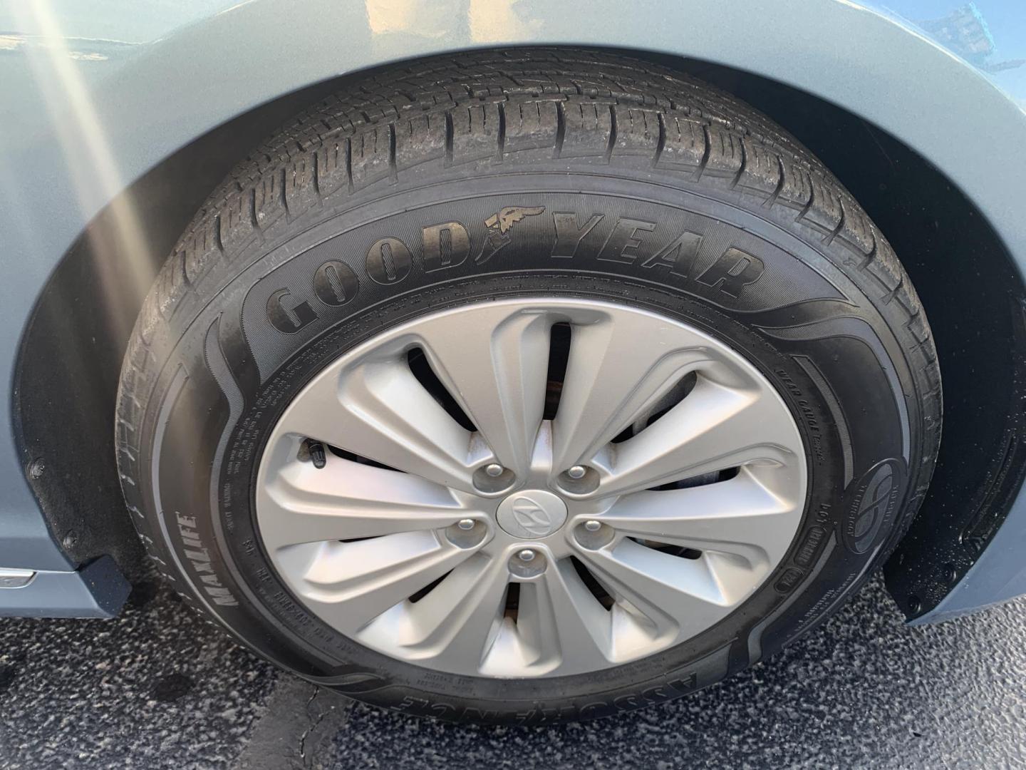 2016 BLUE /GRAY Hyundai Sonata Hybrid Base (KMHE24L14GA) with an 2.0L L4 DOHC 16V HYBRID engine, Automatic transmission, located at 506 S. Kingshighway, Cape Girardeau, MO, 63703, (573) 235-5000, 37.294991, -89.553635 - 2016 Hyundai Sonata Hybrid Base 134,xxx miles Front Wheel Drive Cloth Seats Power Windows Rear Window Defroster Power Outlet Steering Wheel Controls Tilt Steering Wheel Alarm System Bluetooth Wireless Cruise Control Hands Free Phone Remote Keyless Entry Proximity Sensing Keyless Entry - Photo#32