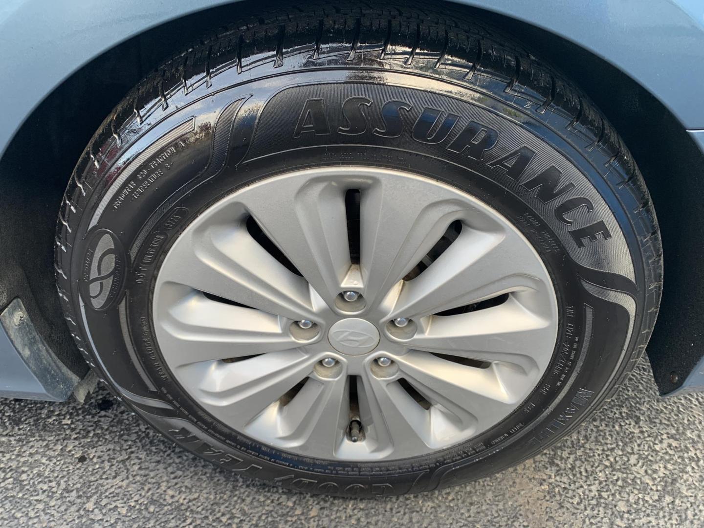 2016 BLUE /GRAY Hyundai Sonata Hybrid Base (KMHE24L14GA) with an 2.0L L4 DOHC 16V HYBRID engine, Automatic transmission, located at 506 S. Kingshighway, Cape Girardeau, MO, 63703, (573) 235-5000, 37.294991, -89.553635 - 2016 Hyundai Sonata Hybrid Base 134,xxx miles Front Wheel Drive Cloth Seats Power Windows Rear Window Defroster Power Outlet Steering Wheel Controls Tilt Steering Wheel Alarm System Bluetooth Wireless Cruise Control Hands Free Phone Remote Keyless Entry Proximity Sensing Keyless Entry - Photo#34