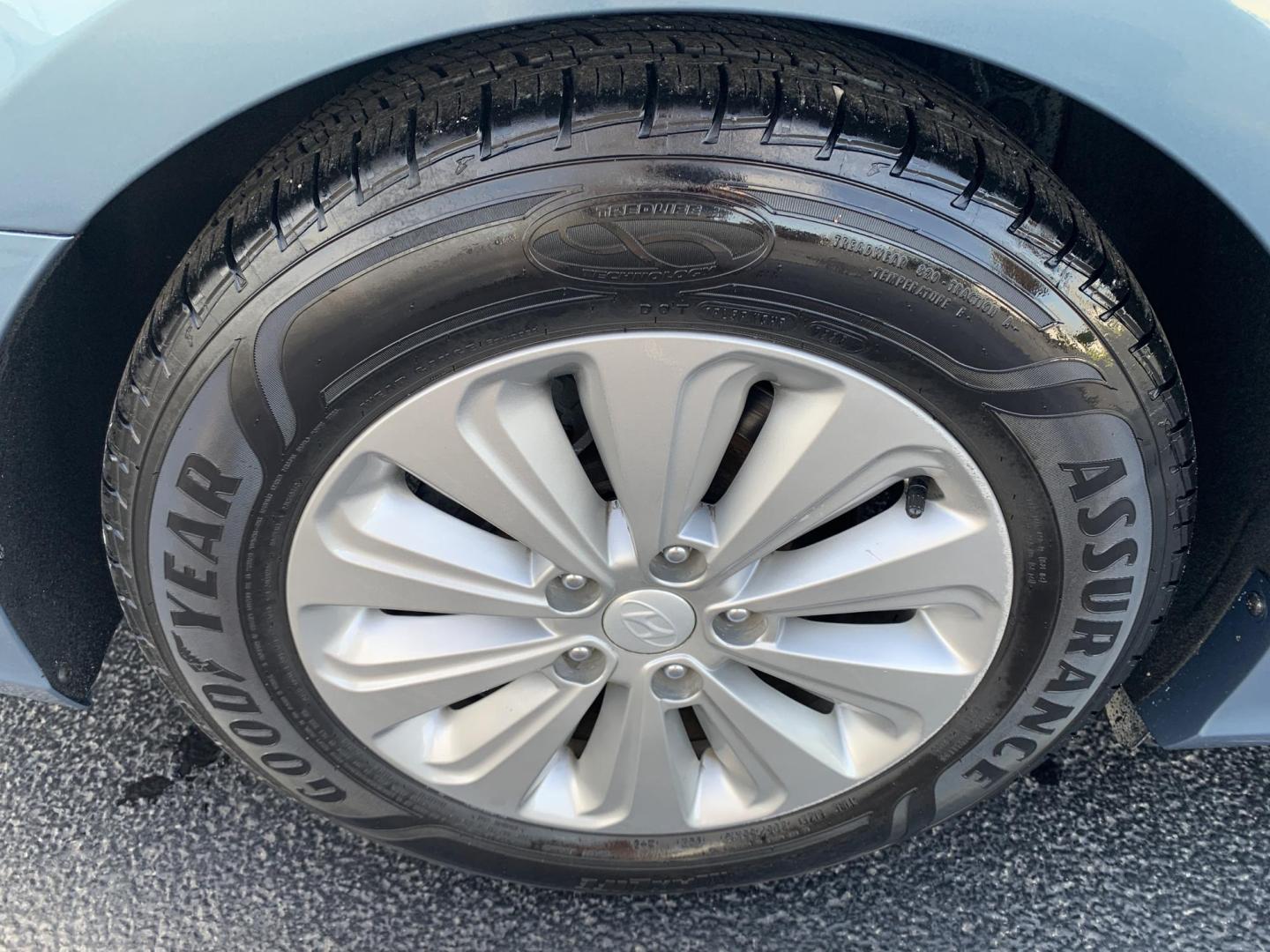 2016 BLUE /GRAY Hyundai Sonata Hybrid Base (KMHE24L14GA) with an 2.0L L4 DOHC 16V HYBRID engine, Automatic transmission, located at 506 S. Kingshighway, Cape Girardeau, MO, 63703, (573) 235-5000, 37.294991, -89.553635 - 2016 Hyundai Sonata Hybrid Base 134,xxx miles Front Wheel Drive Cloth Seats Power Windows Rear Window Defroster Power Outlet Steering Wheel Controls Tilt Steering Wheel Alarm System Bluetooth Wireless Cruise Control Hands Free Phone Remote Keyless Entry Proximity Sensing Keyless Entry - Photo#31