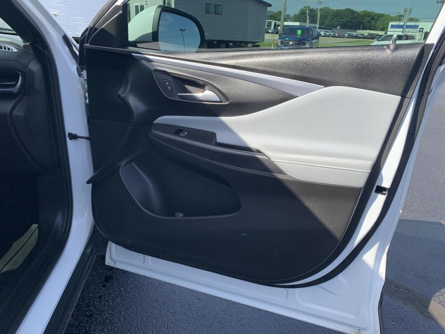 2025 WHITE /GRAY Buick Envista Preferred (KL47LAEP9SB) with an 1.2L L3 TURBO engine, Automatic transmission, located at 506 S. Kingshighway, Cape Girardeau, MO, 63703, (573) 235-5000, 37.294991, -89.553635 - 2025 Buick Envista Preferred 24,xxx Miles Own Owner 12V Power Outlet Alarm System Bluetooth Cloth Seats Cruise Control Folding Rear Seat Hands Free Phone Power Outlet Power Windows Push-Button Engine Start Rear Window Defroster Remote Engine Start Remote Keyless Entry Satellite Radio - Photo#11
