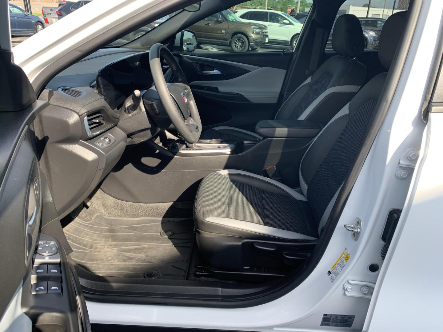 2025 WHITE /GRAY Buick Envista Preferred (KL47LAEP9SB) with an 1.2L L3 TURBO engine, Automatic transmission, located at 506 S. Kingshighway, Cape Girardeau, MO, 63703, (573) 235-5000, 37.294991, -89.553635 - 2025 Buick Envista Preferred 24,xxx Miles Own Owner 12V Power Outlet Alarm System Bluetooth Cloth Seats Cruise Control Folding Rear Seat Hands Free Phone Power Outlet Power Windows Push-Button Engine Start Rear Window Defroster Remote Engine Start Remote Keyless Entry Satellite Radio - Photo#19