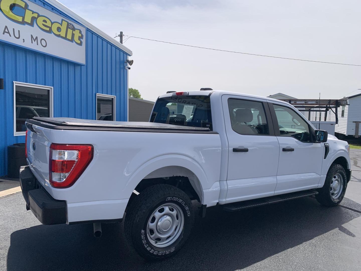 2021 WHITE /GRAY Ford F-150 SuperCrew 4WD (1FTEW1EB6MK) with an 3.3L V6 DOHC 24V engine, Automatic transmission, located at 506 S. Kingshighway, Cape Girardeau, MO, 63703, (573) 235-5000, 37.294991, -89.553635 - 2021 Ford F-150 SuperCrew 60,xxx miles 4wd Power Windows Rear Window Defroster 12V Power Outlet Steering Wheel Controls Tilt Steering Wheel Alarm System Cruise Control Remote Keyless Entry We have financing available and we accept trades! Fill out a credit application on our website or - Photo#8