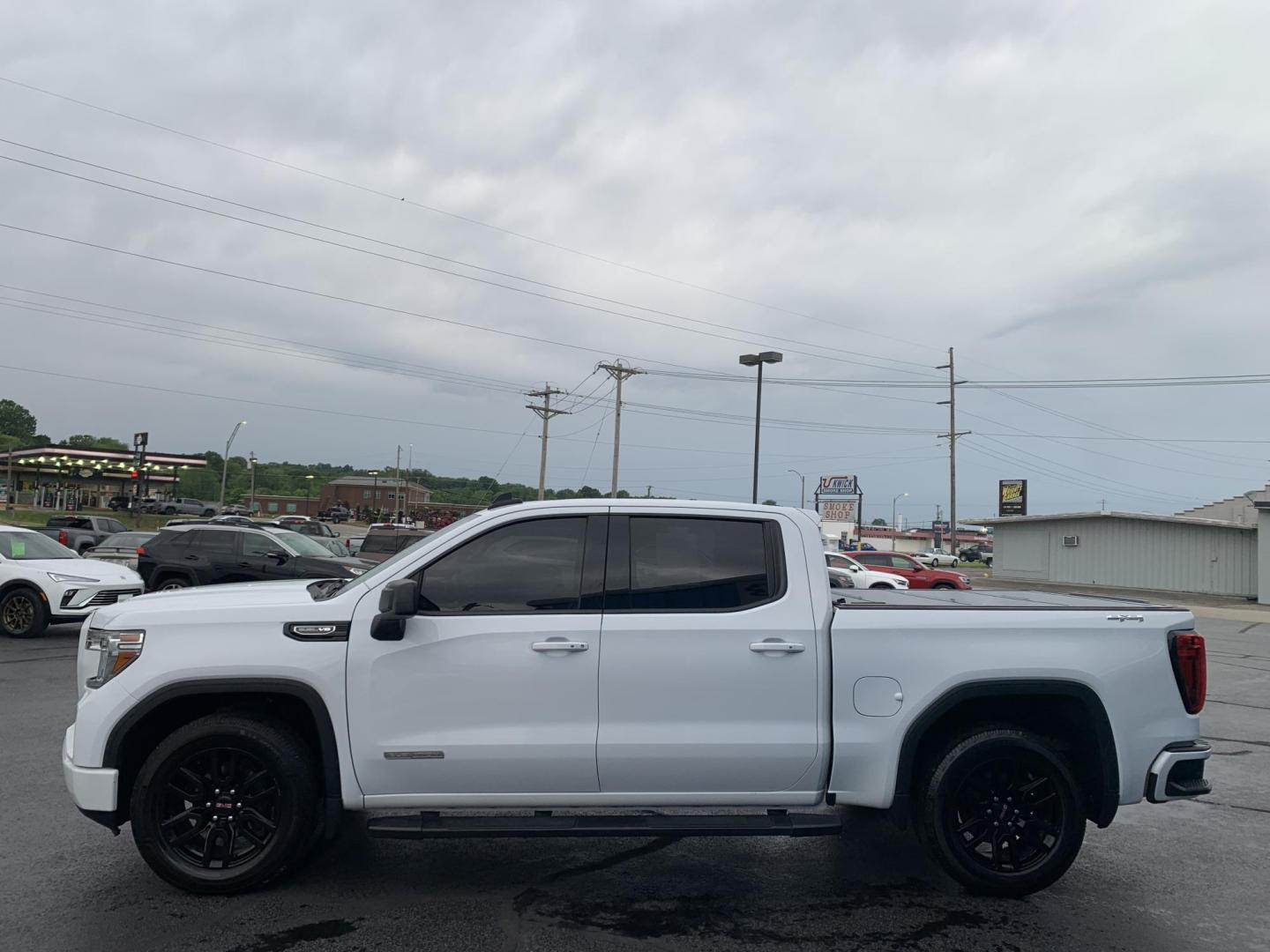 2021 WHITE /GRAY GMC Sierra 1500 Elevation Crew Cab 4WD (3GTU9CED7MG) with an 5.3L V8 OHV 16V engine, Automatic transmission, located at 506 S. Kingshighway, Cape Girardeau, MO, 63703, (573) 235-5000, 37.294991, -89.553635 - 2021 GMC Sierra 1500 Elevation Crew Cab 4WD 141,xxx miles One Owner Apple CarPlay Cloth Seats Heated Seats Backup Cam Bluetooth Keyless Entry Remote Start Heated Steering Wheel We have financing available and we accept trades! Fill out a credit application on our website or come by toda - Photo#4