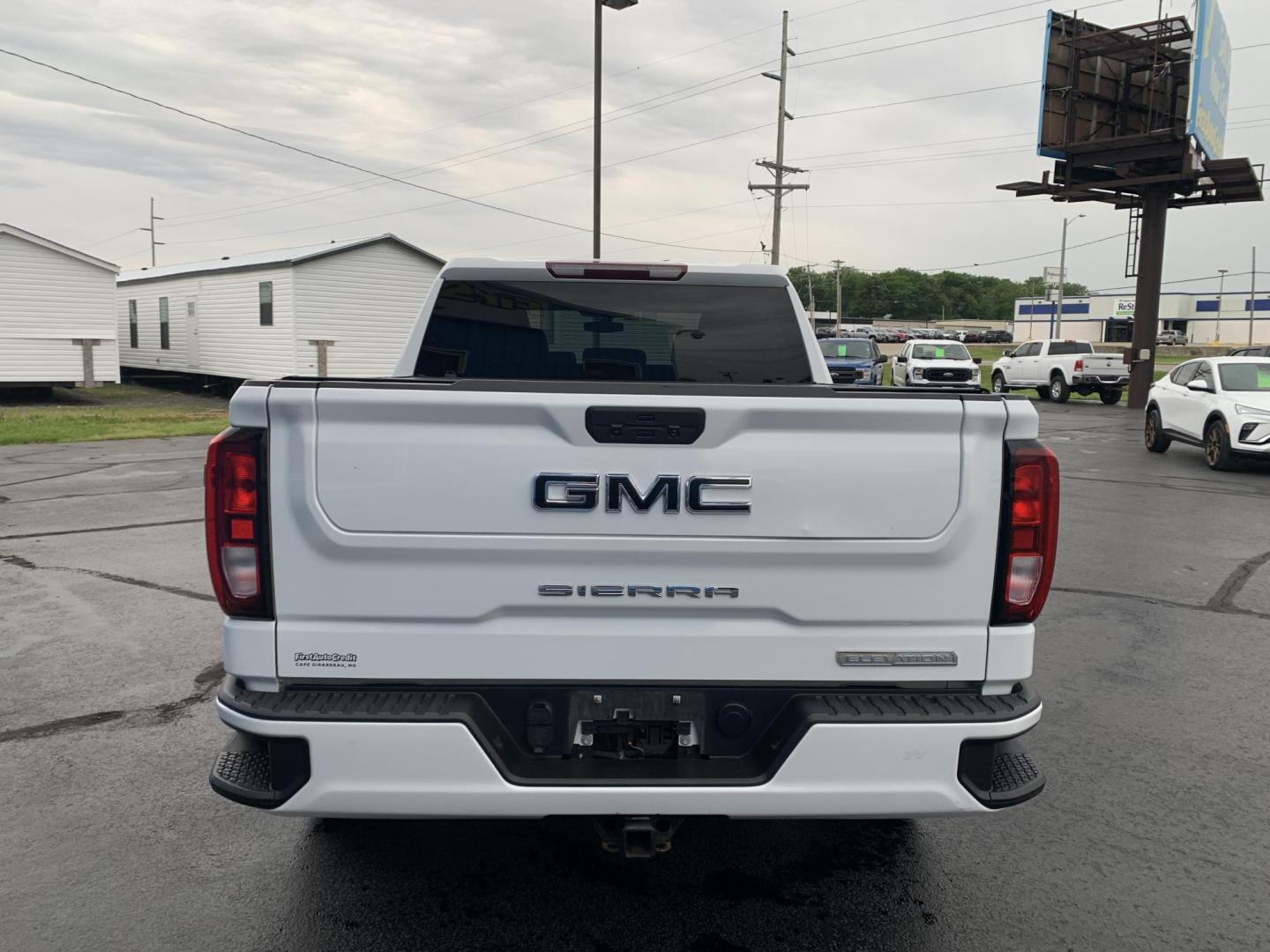 2021 WHITE /GRAY GMC Sierra 1500 Elevation Crew Cab 4WD (3GTU9CED7MG) with an 5.3L V8 OHV 16V engine, Automatic transmission, located at 506 S. Kingshighway, Cape Girardeau, MO, 63703, (573) 235-5000, 37.294991, -89.553635 - 2021 GMC Sierra 1500 Elevation Crew Cab 4WD 141,xxx miles One Owner Apple CarPlay Cloth Seats Heated Seats Backup Cam Bluetooth Keyless Entry Remote Start Heated Steering Wheel We have financing available and we accept trades! Fill out a credit application on our website or come by toda - Photo#6