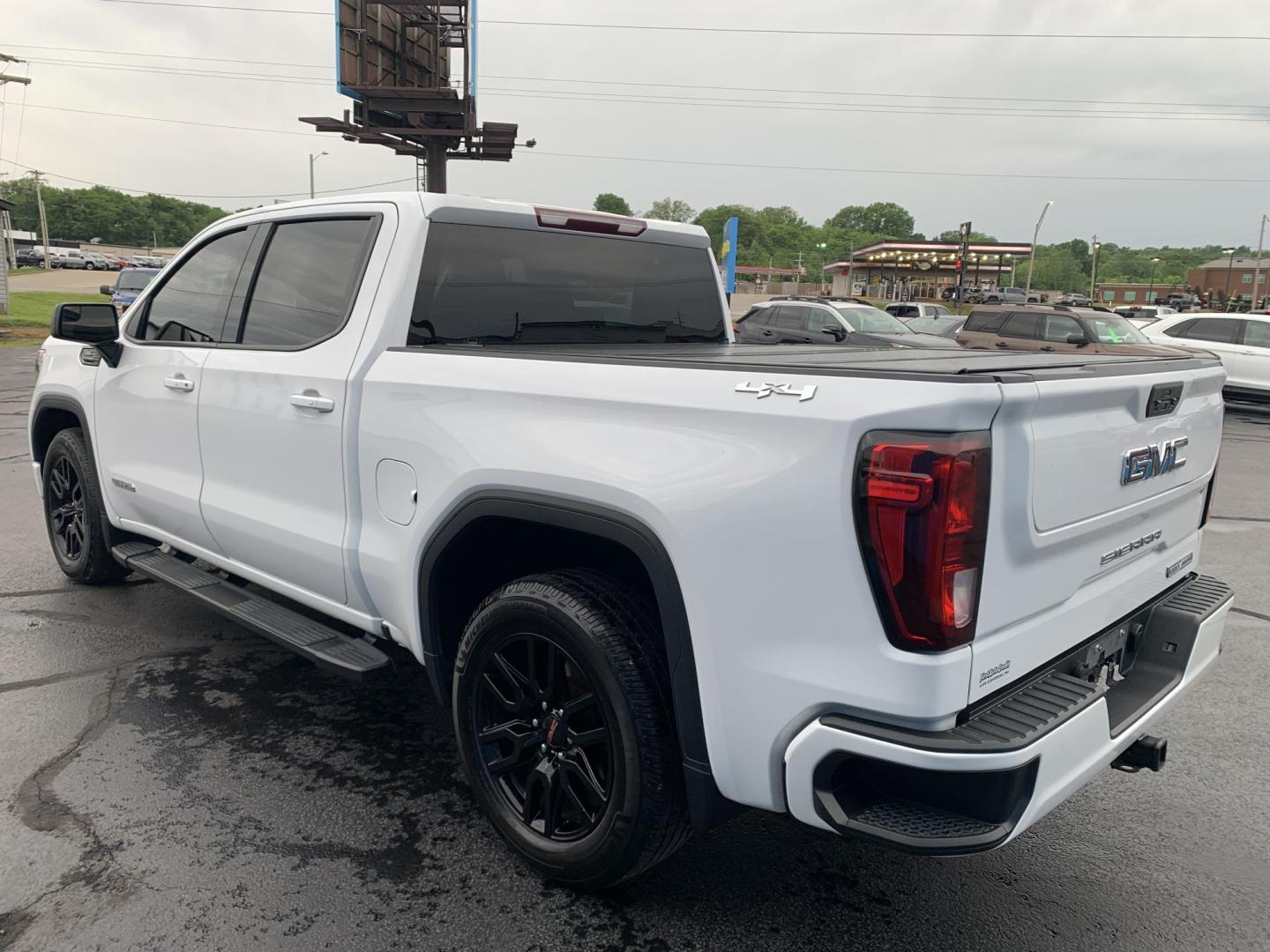 2021 WHITE /GRAY GMC Sierra 1500 Elevation Crew Cab 4WD (3GTU9CED7MG) with an 5.3L V8 OHV 16V engine, Automatic transmission, located at 506 S. Kingshighway, Cape Girardeau, MO, 63703, (573) 235-5000, 37.294991, -89.553635 - 2021 GMC Sierra 1500 Elevation Crew Cab 4WD 141,xxx miles One Owner Apple CarPlay Cloth Seats Heated Seats Backup Cam Bluetooth Keyless Entry Remote Start Heated Steering Wheel We have financing available and we accept trades! Fill out a credit application on our website or come by toda - Photo#5