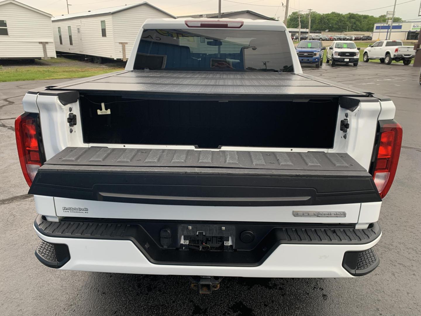 2021 WHITE /GRAY GMC Sierra 1500 Elevation Crew Cab 4WD (3GTU9CED7MG) with an 5.3L V8 OHV 16V engine, Automatic transmission, located at 506 S. Kingshighway, Cape Girardeau, MO, 63703, (573) 235-5000, 37.294991, -89.553635 - 2021 GMC Sierra 1500 Elevation Crew Cab 4WD 141,xxx miles One Owner Apple CarPlay Cloth Seats Heated Seats Backup Cam Bluetooth Keyless Entry Remote Start Heated Steering Wheel We have financing available and we accept trades! Fill out a credit application on our website or come by toda - Photo#7