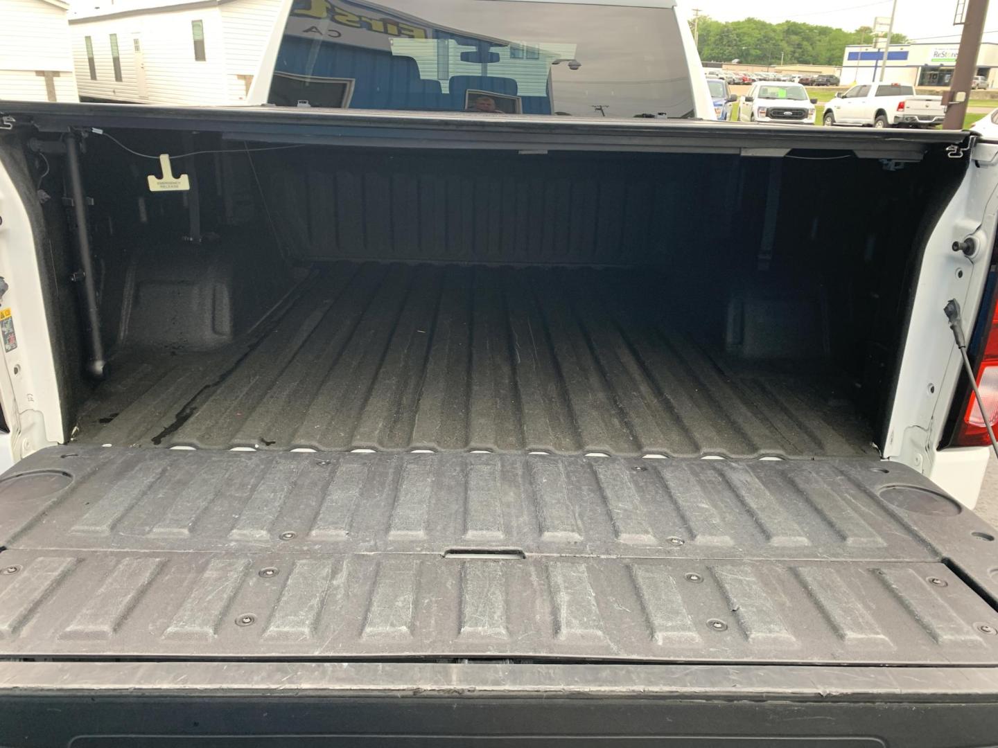 2021 WHITE /GRAY GMC Sierra 1500 Elevation Crew Cab 4WD (3GTU9CED7MG) with an 5.3L V8 OHV 16V engine, Automatic transmission, located at 506 S. Kingshighway, Cape Girardeau, MO, 63703, (573) 235-5000, 37.294991, -89.553635 - 2021 GMC Sierra 1500 Elevation Crew Cab 4WD 141,xxx miles One Owner Apple CarPlay Cloth Seats Heated Seats Backup Cam Bluetooth Keyless Entry Remote Start Heated Steering Wheel We have financing available and we accept trades! Fill out a credit application on our website or come by toda - Photo#8