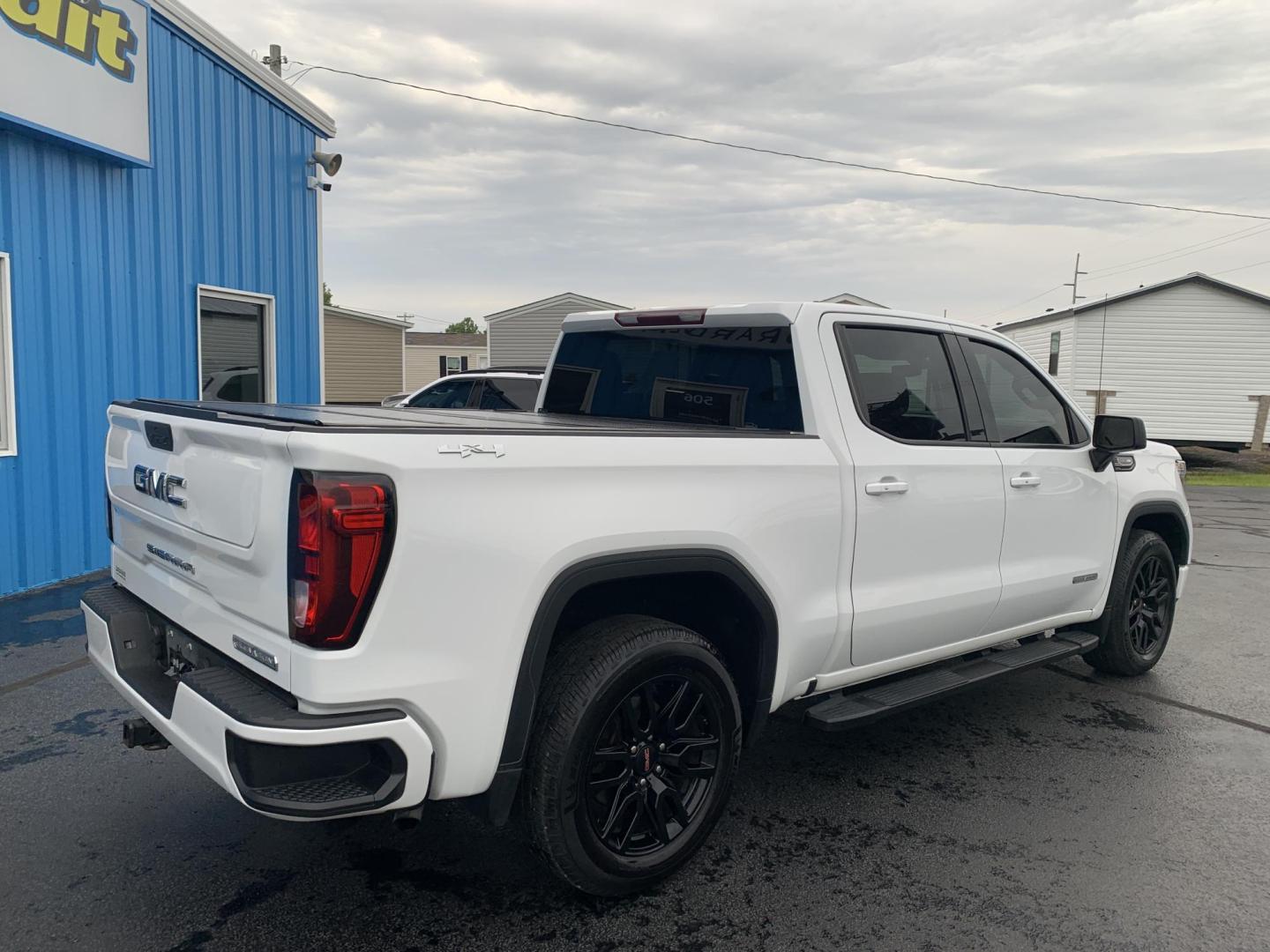 2021 WHITE /GRAY GMC Sierra 1500 Elevation Crew Cab 4WD (3GTU9CED7MG) with an 5.3L V8 OHV 16V engine, Automatic transmission, located at 506 S. Kingshighway, Cape Girardeau, MO, 63703, (573) 235-5000, 37.294991, -89.553635 - 2021 GMC Sierra 1500 Elevation Crew Cab 4WD 141,xxx miles One Owner Apple CarPlay Cloth Seats Heated Seats Backup Cam Bluetooth Keyless Entry Remote Start Heated Steering Wheel We have financing available and we accept trades! Fill out a credit application on our website or come by toda - Photo#9