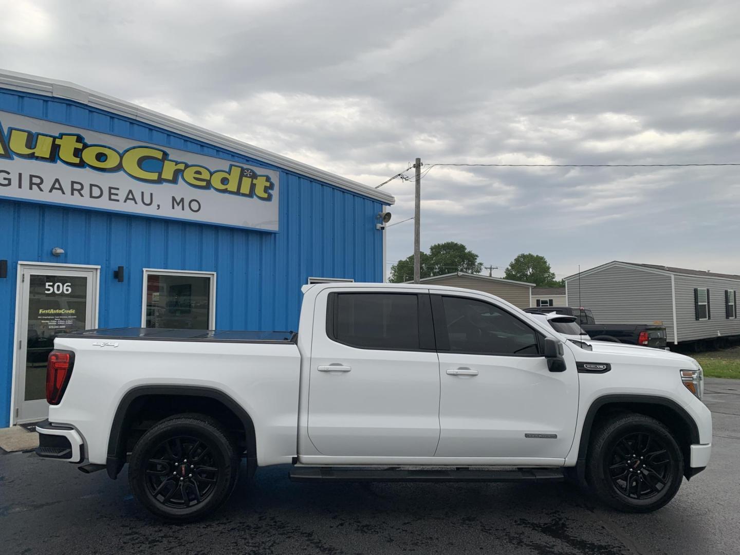 2021 WHITE /GRAY GMC Sierra 1500 Elevation Crew Cab 4WD (3GTU9CED7MG) with an 5.3L V8 OHV 16V engine, Automatic transmission, located at 506 S. Kingshighway, Cape Girardeau, MO, 63703, (573) 235-5000, 37.294991, -89.553635 - 2021 GMC Sierra 1500 Elevation Crew Cab 4WD 141,xxx miles One Owner Apple CarPlay Cloth Seats Heated Seats Backup Cam Bluetooth Keyless Entry Remote Start Heated Steering Wheel We have financing available and we accept trades! Fill out a credit application on our website or come by toda - Photo#10