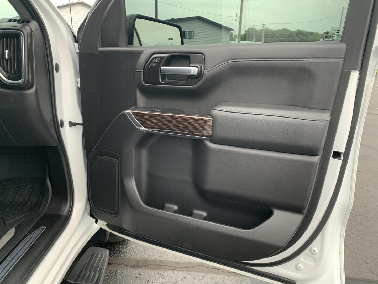 2021 WHITE /GRAY GMC Sierra 1500 Elevation Crew Cab 4WD (3GTU9CED7MG) with an 5.3L V8 OHV 16V engine, Automatic transmission, located at 506 S. Kingshighway, Cape Girardeau, MO, 63703, (573) 235-5000, 37.294991, -89.553635 - 2021 GMC Sierra 1500 Elevation Crew Cab 4WD 141,xxx miles One Owner Apple CarPlay Cloth Seats Heated Seats Backup Cam Bluetooth Keyless Entry Remote Start Heated Steering Wheel We have financing available and we accept trades! Fill out a credit application on our website or come by toda - Photo#11